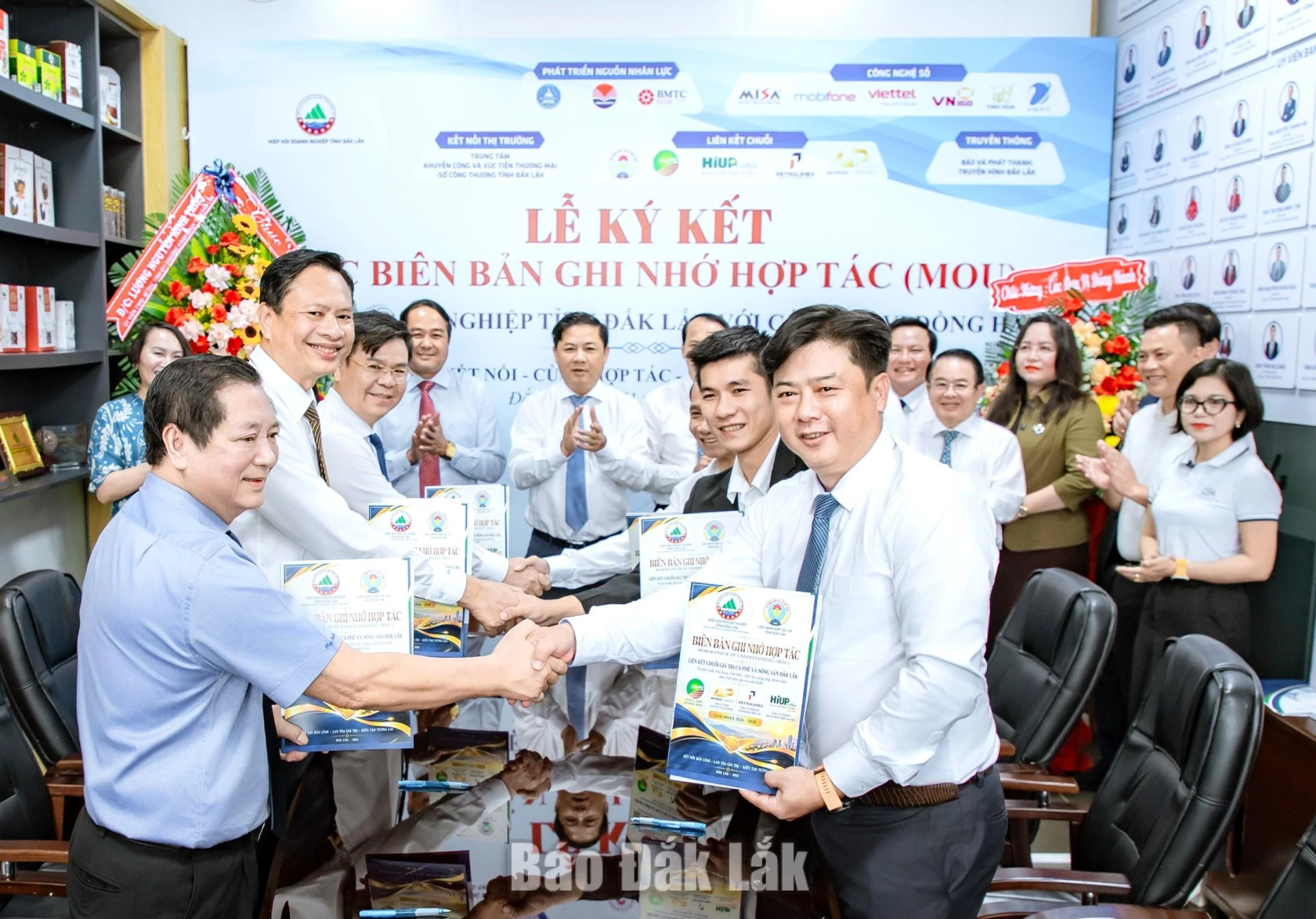 Hiệp hội Doanh nghiệp tỉnh Đắk Lắk đã chính thức ký kết các biên bản ghi nhớ hợp tác với các đối tác về phát triển nguồn nhân lực, công nghệ số, hỗ trợ doanh nghiệp trong các lĩnh vực liên kết chuỗi