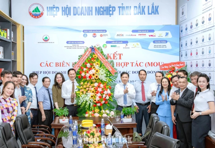 Provincial Party Secretary Luong Nguyen Minh Triet extends greetings on Viet Nam Entrepreneurs’ Day