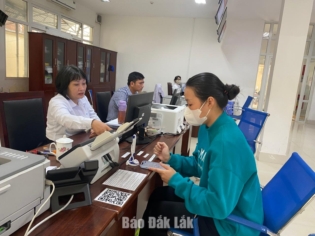Citizens receiving guidance on administrative procedures at the Provincial Public Administrative Service Center.