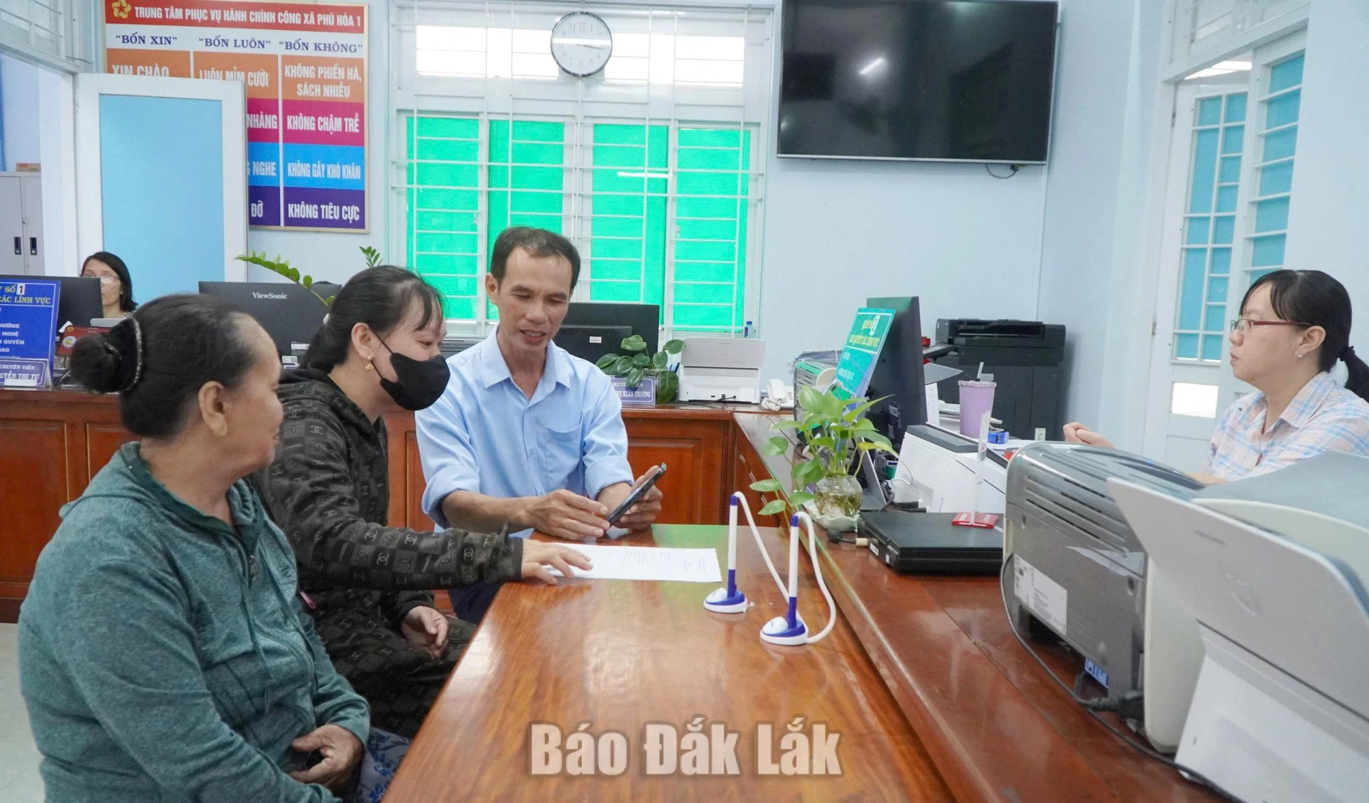 Người dân được hướng dẫn sử dụng VNeID tại Trung tâm phục vụ hành chính công xã Phú Hòa 1