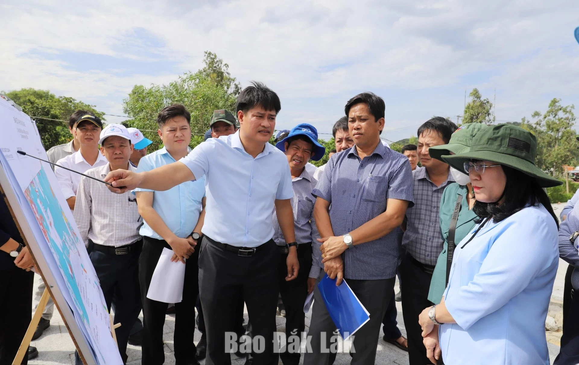 PPC Standing Vice Chairwoman, comrade Ho Thi Nguyen Thao inspecting site clearance progress for Phase 1 of the Hoa Tam Industrial Park project.