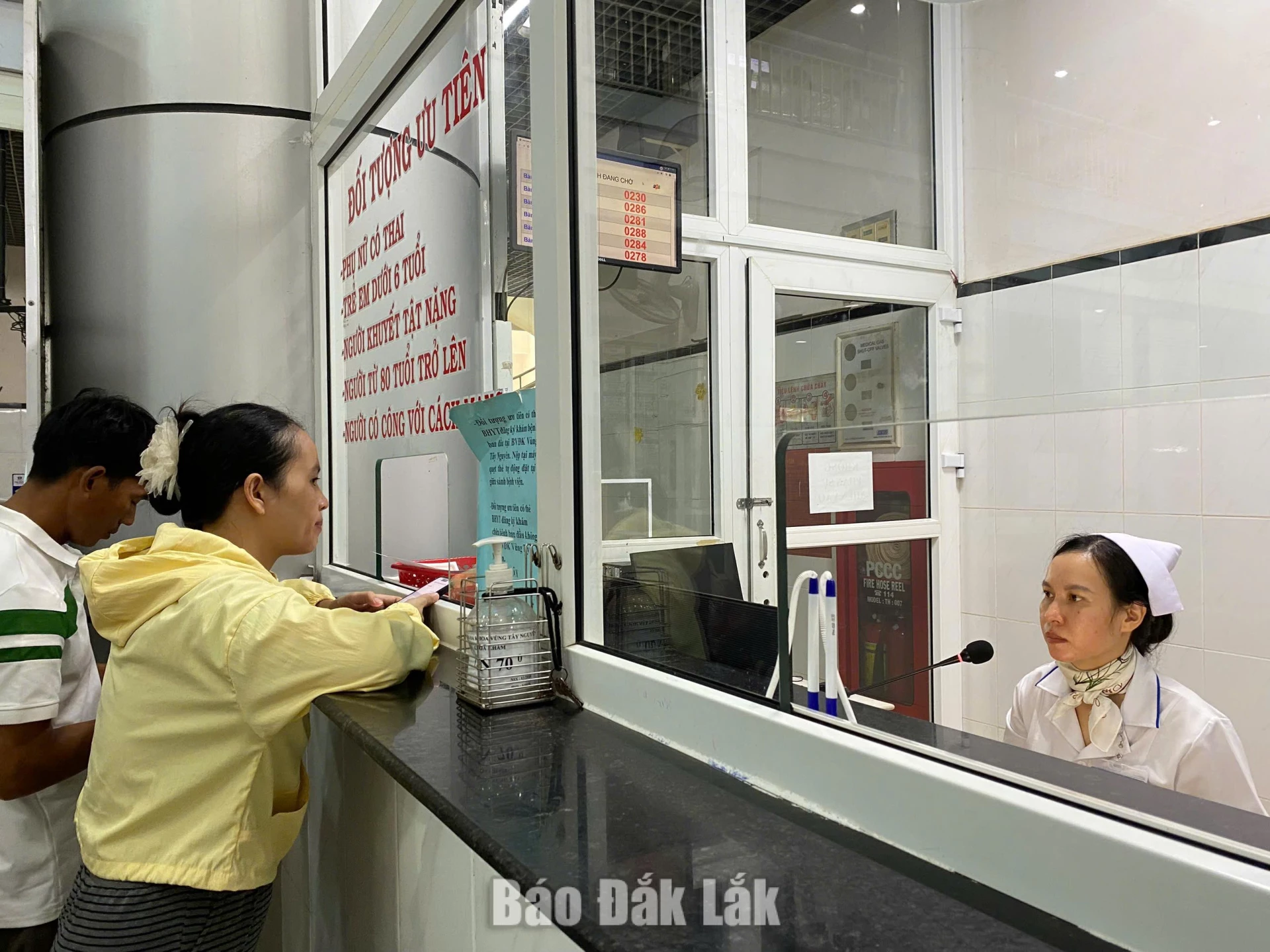 Người dân sử dụng ứng dụng VneID để làm các thủ tục kham chữa bệnh tại Bệnh viện Đa khoa Vùng Tây Nguyên.