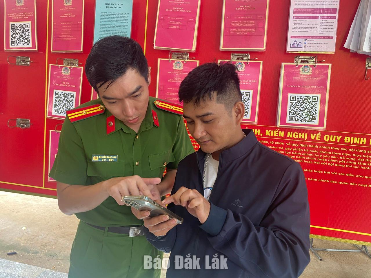 Lực lượng Công an hướng dẫn người dân các thao tác sử tiện ích VNeID trên điện thoại thông minh.