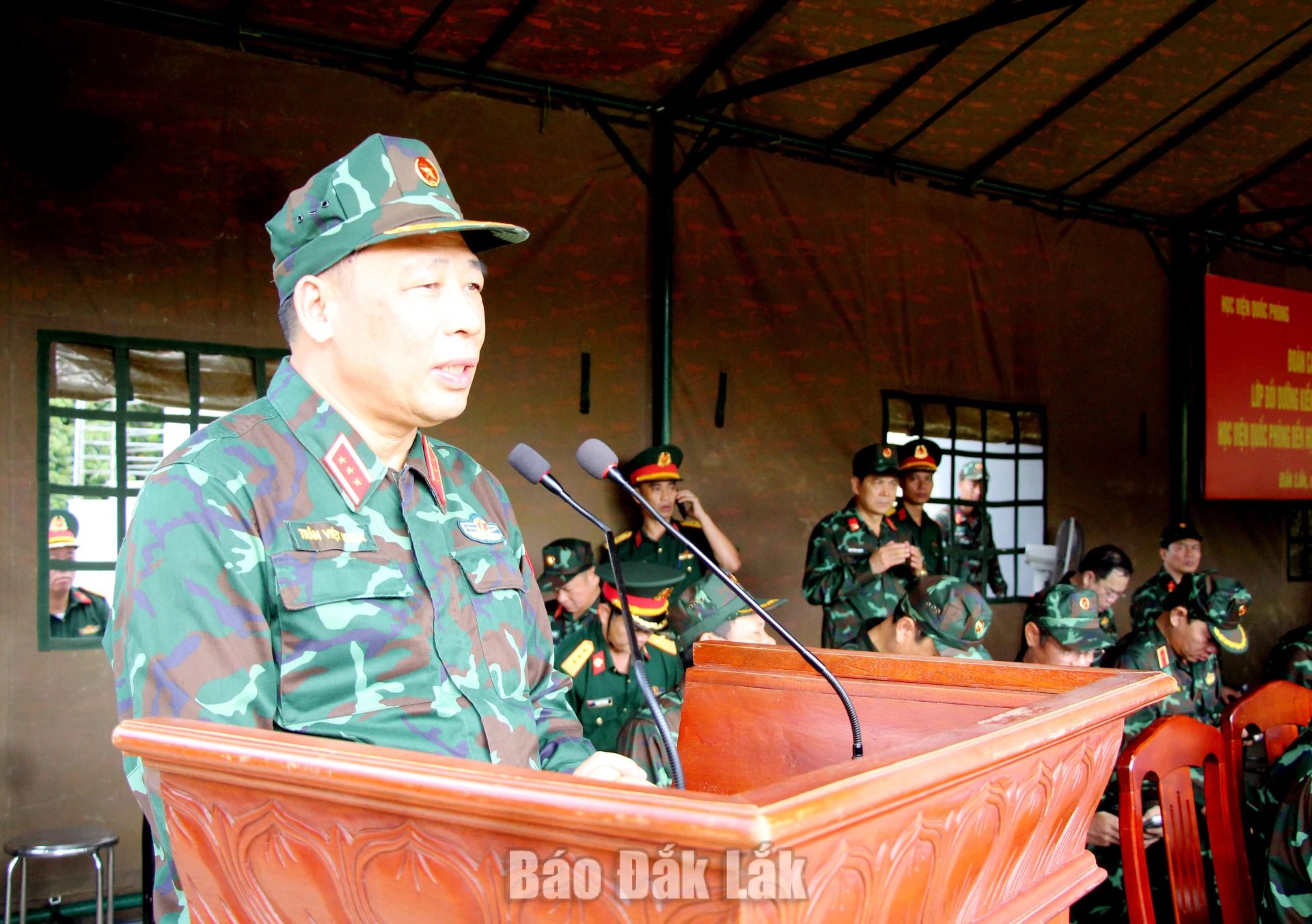 Thượng tướng Trần Việt Khoa, Ủy viên Trung ương Đảng, Giám đốc Học viện Quốc phòng, Trưởng đoàn công tác phát biểu tại buổi thăm Lữ đoàn Đặc công 198.