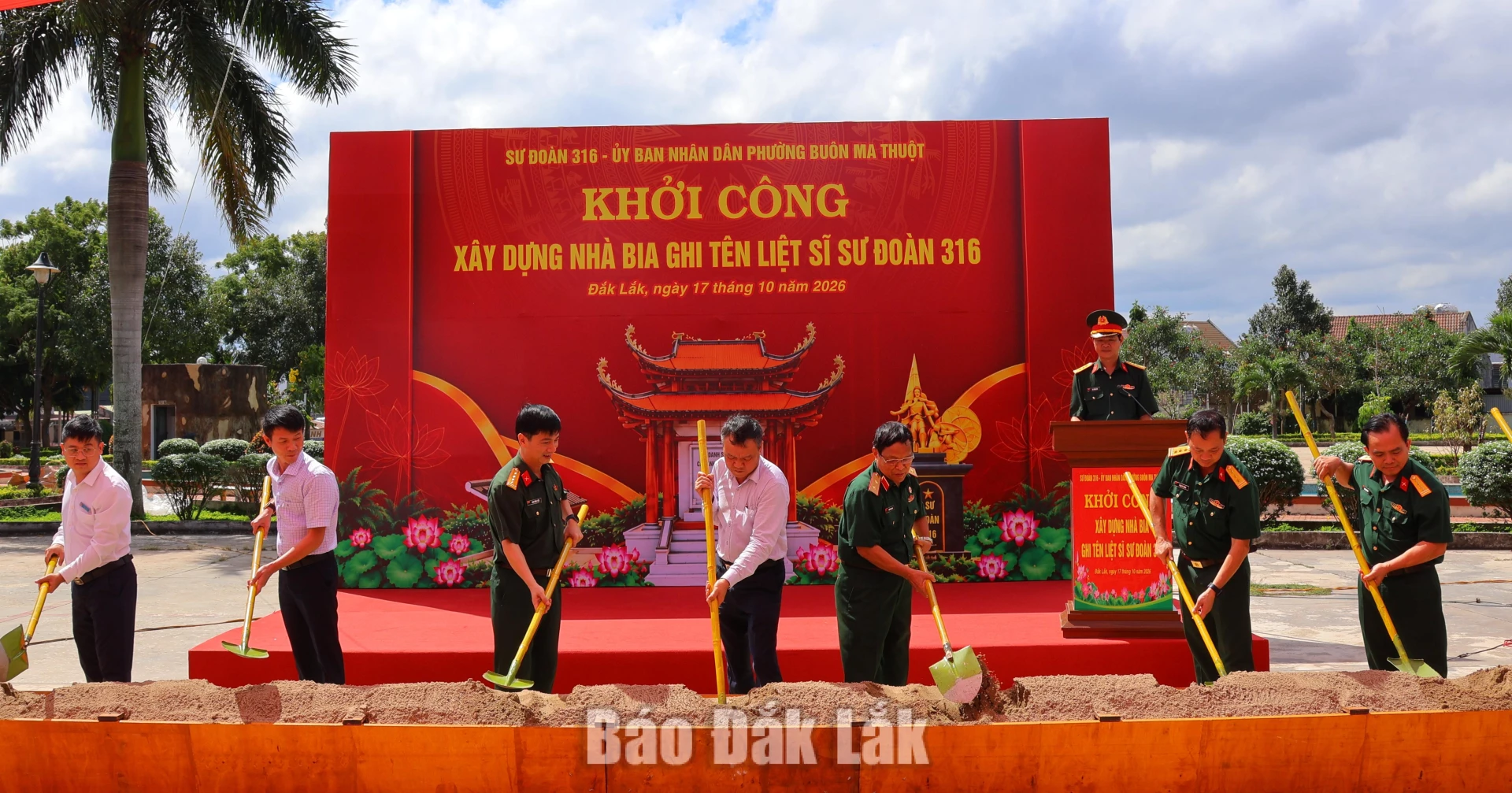 Các đại biểu thực hiện nghi thức động thổ công trình.