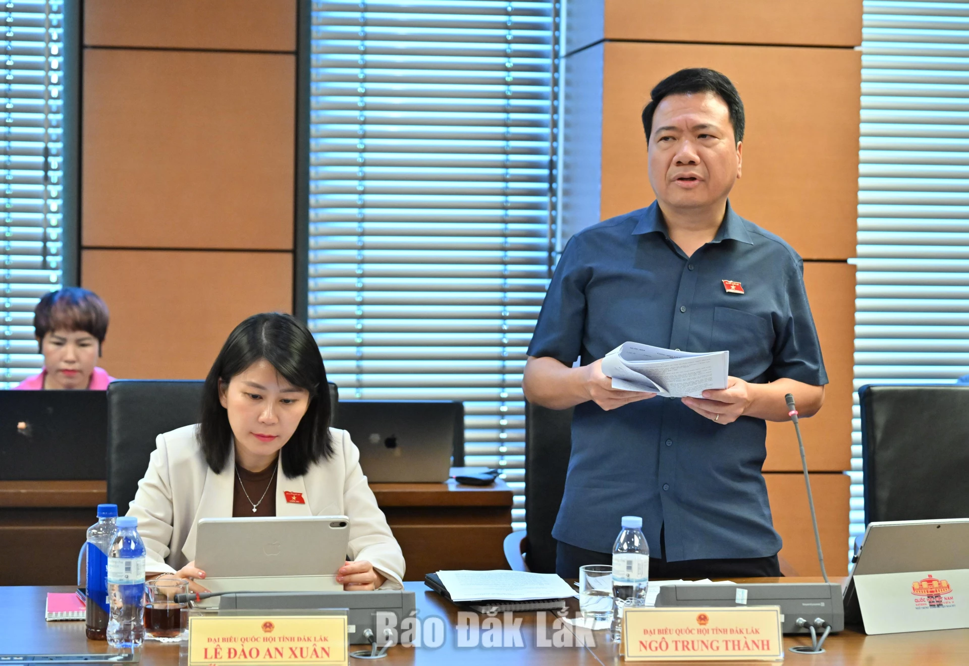 Đại biểu Ngô Trung Thành, Phó Chủ nhiệm Ủy ban Pháp luật và Tư pháp của Quốc hội phát biểu thảo luận. Ảnh: Đoàn ĐBQH tỉnh cung cấp