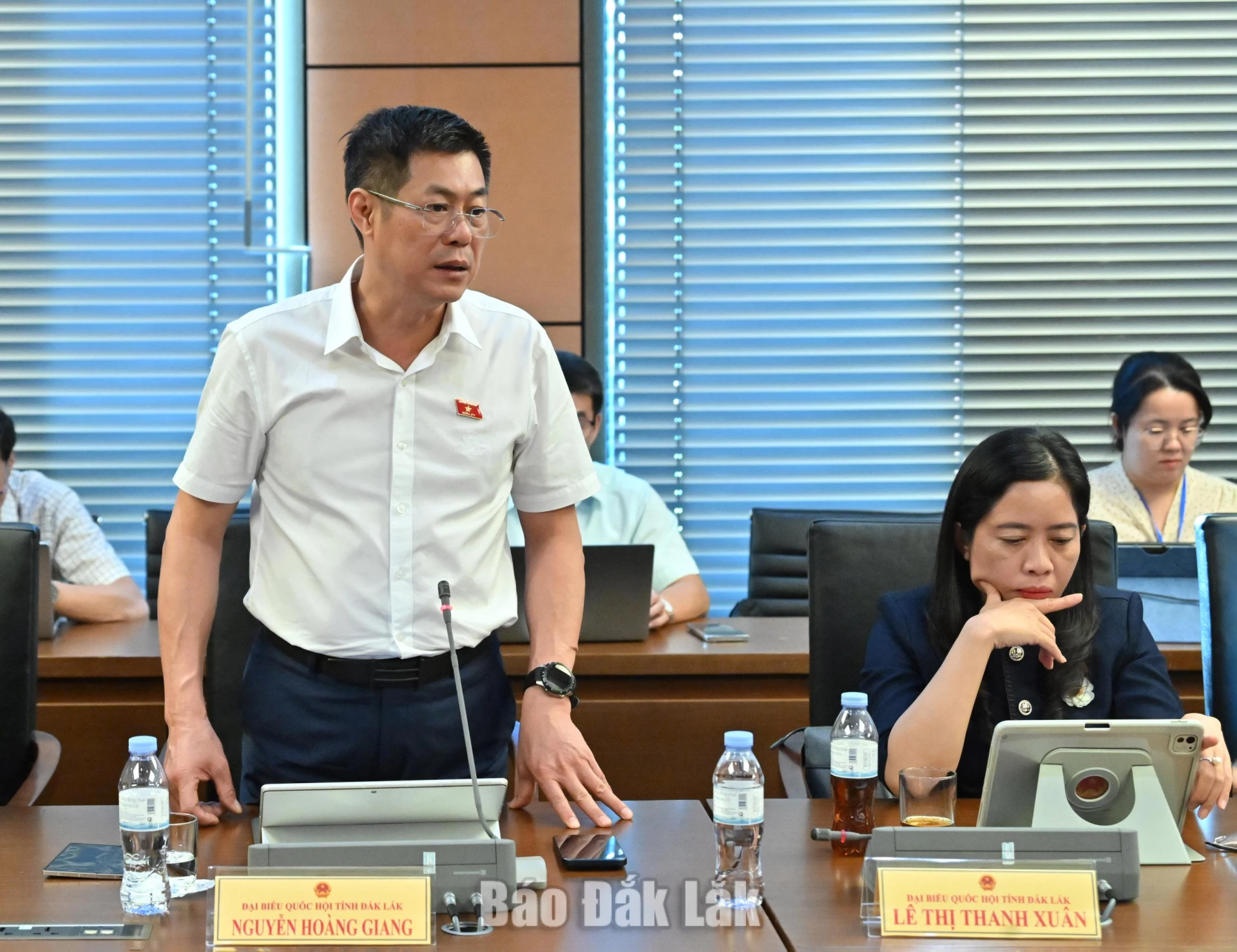 Đại biểu Nguyễn Hoàng Giang, Giám đốc Sở Dân tộc và Tôn giáo thảo luận tại phiên làm việc. Ảnh: Đoàn ĐBQH tỉnh cung cấp