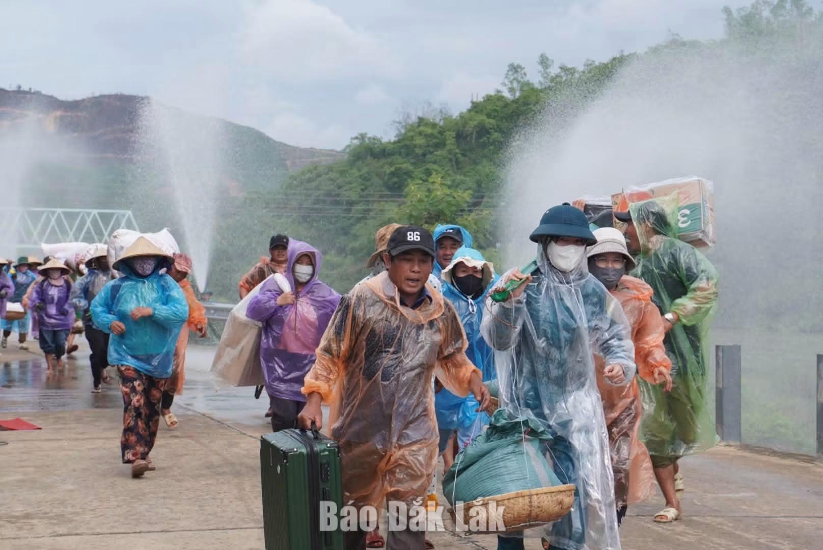 Người dẫn tiến hành sơ tán khi có tình huống lũ lụt xảy ra ở Đồng Xuân.