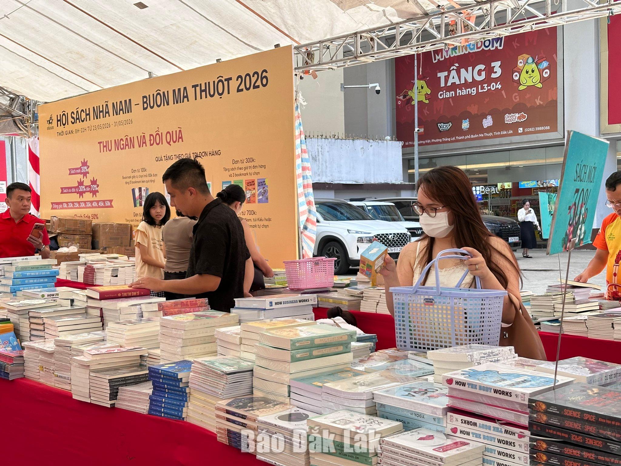 Người đọc tìm hiểu, lựa chọn sách tại một hội sách tổ chức tại phường Buôn Ma Thuột. 