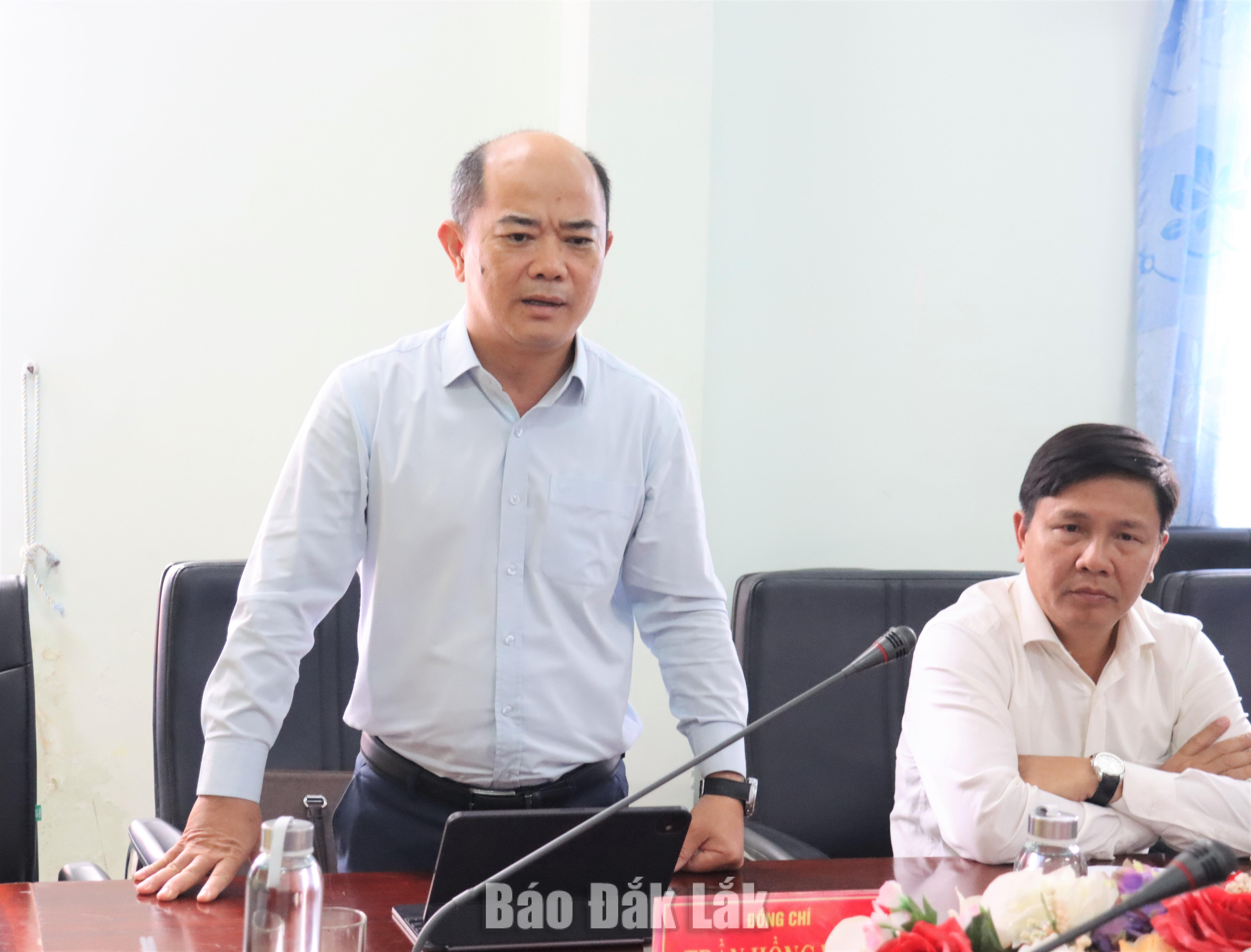 Bí thư Đảng ủy, Chủ tịch HĐND xã MDrắk Trần Hồng Vinh phát biểu tại buổi làm việc.