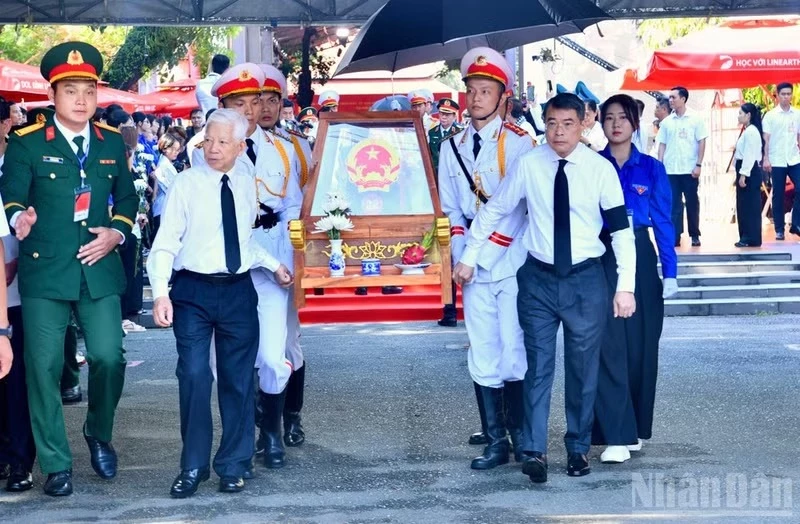 Prime Minister Le Minh Hung attends the ceremony held Ho Chi Minh City on October 14 to commemorate and rebury the remains of 731 fallen soldiers recovered from Le Thi Rieng Park. (Photo: NDO)