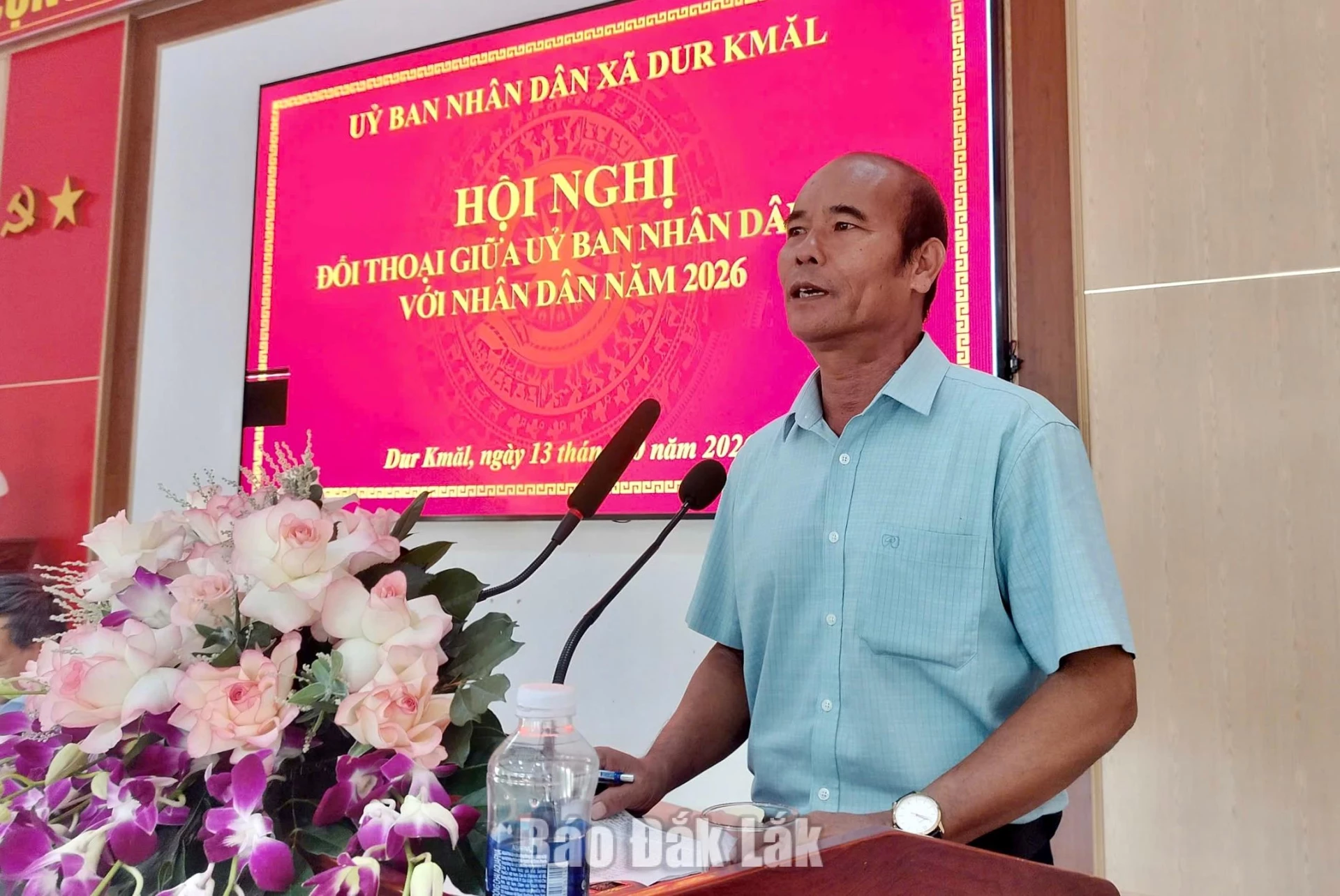 Đồng chí Y Nem Buôn Krông, Bí thư Đảng ủy, Chủ tịch HĐND xã phát biểu tại hội nghị.