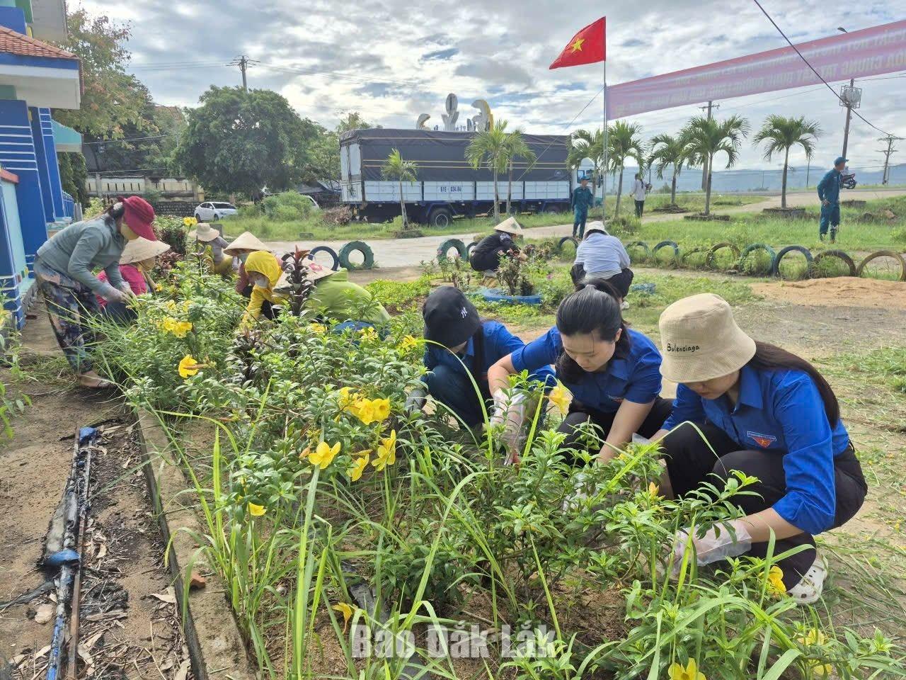 Đoàn viên, thanh niên xã Tây Hòa tích cực hưởng ứng “Ngày Chủ nhật xanh” bằng những phần việc thiết thực tại cơ sở. Ảnh: Đoàn Xã Tây Hòa cung cấp
