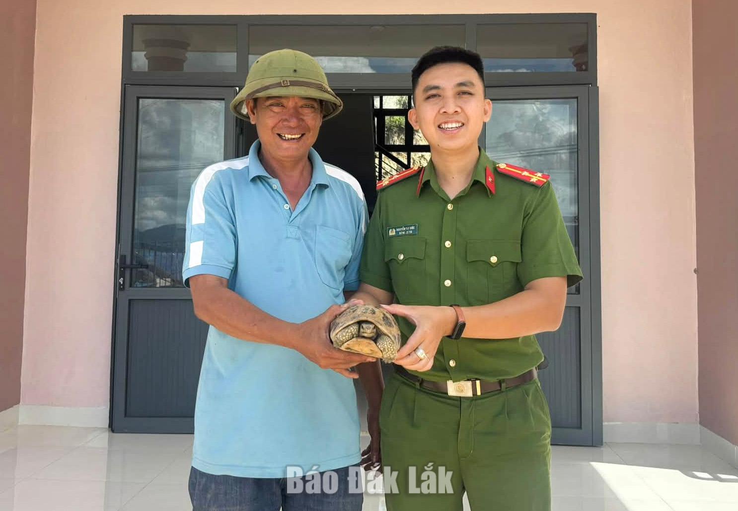 Ông Lê Quốc Huy giao nộp rùa núi vàng cho Công an xã Ea Bá.
