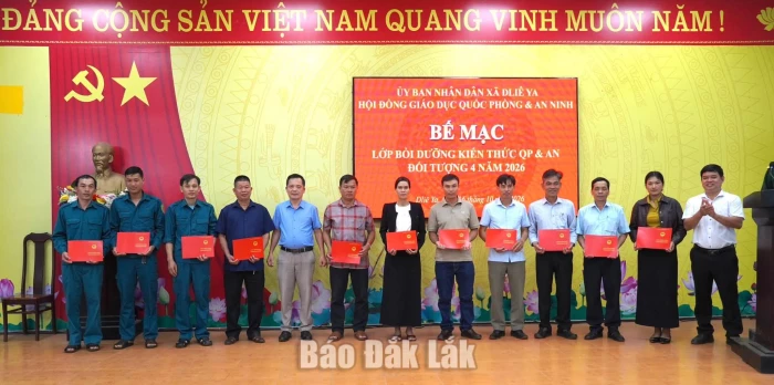 Ban tổ chức lớp học trao giấy chứng nhận hoàn thành khóa học cho học viên.