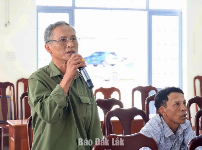 Đại diện một hộ dân tham gia ý kiến tại cuộc họp.