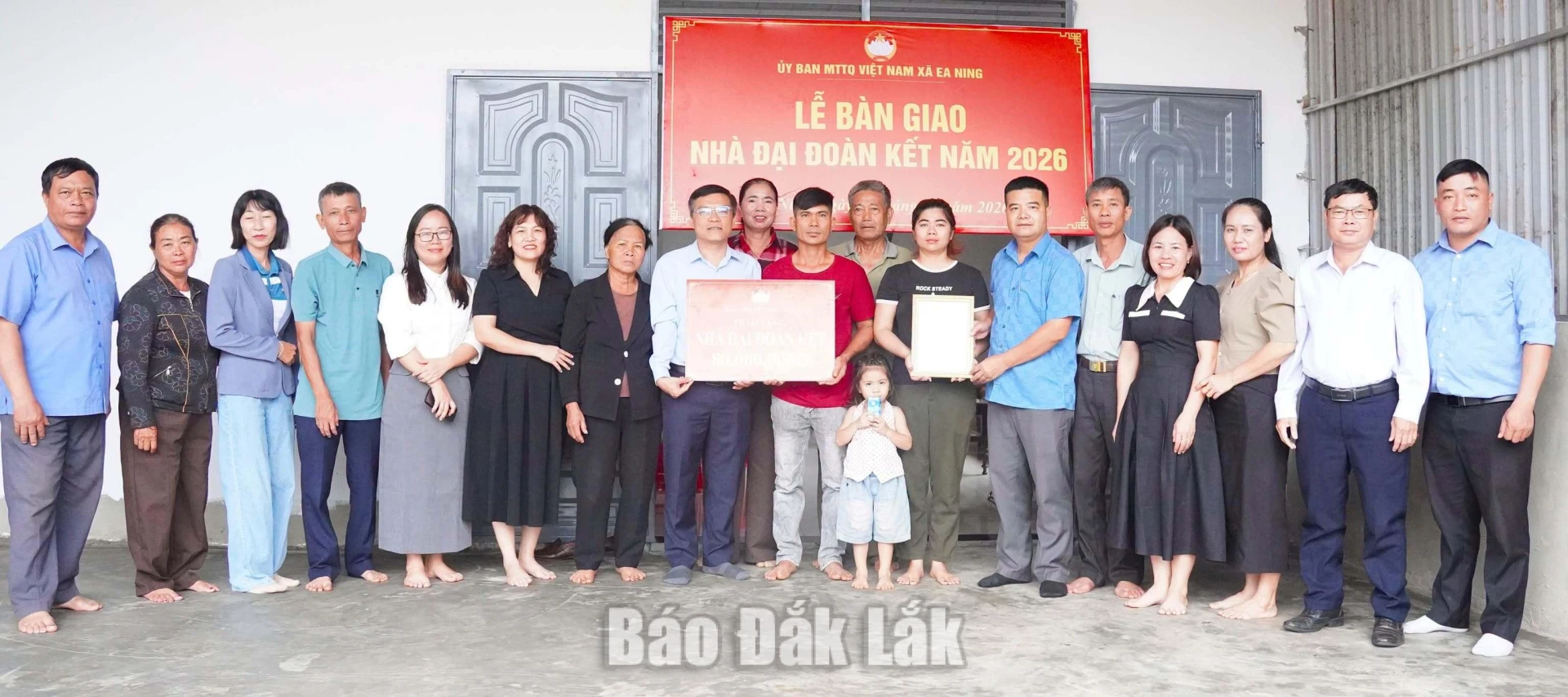 Lãnh đạo xã Ea Ning trao biển tượng trưng hỗ trợ xây dựng nhà Đại đoàn kết cho gia đình ông Nguyễn Trung Nam (thôn 11) và gia đình ông Nguyễn Văn Chiến (buôn Tắc Mnga).