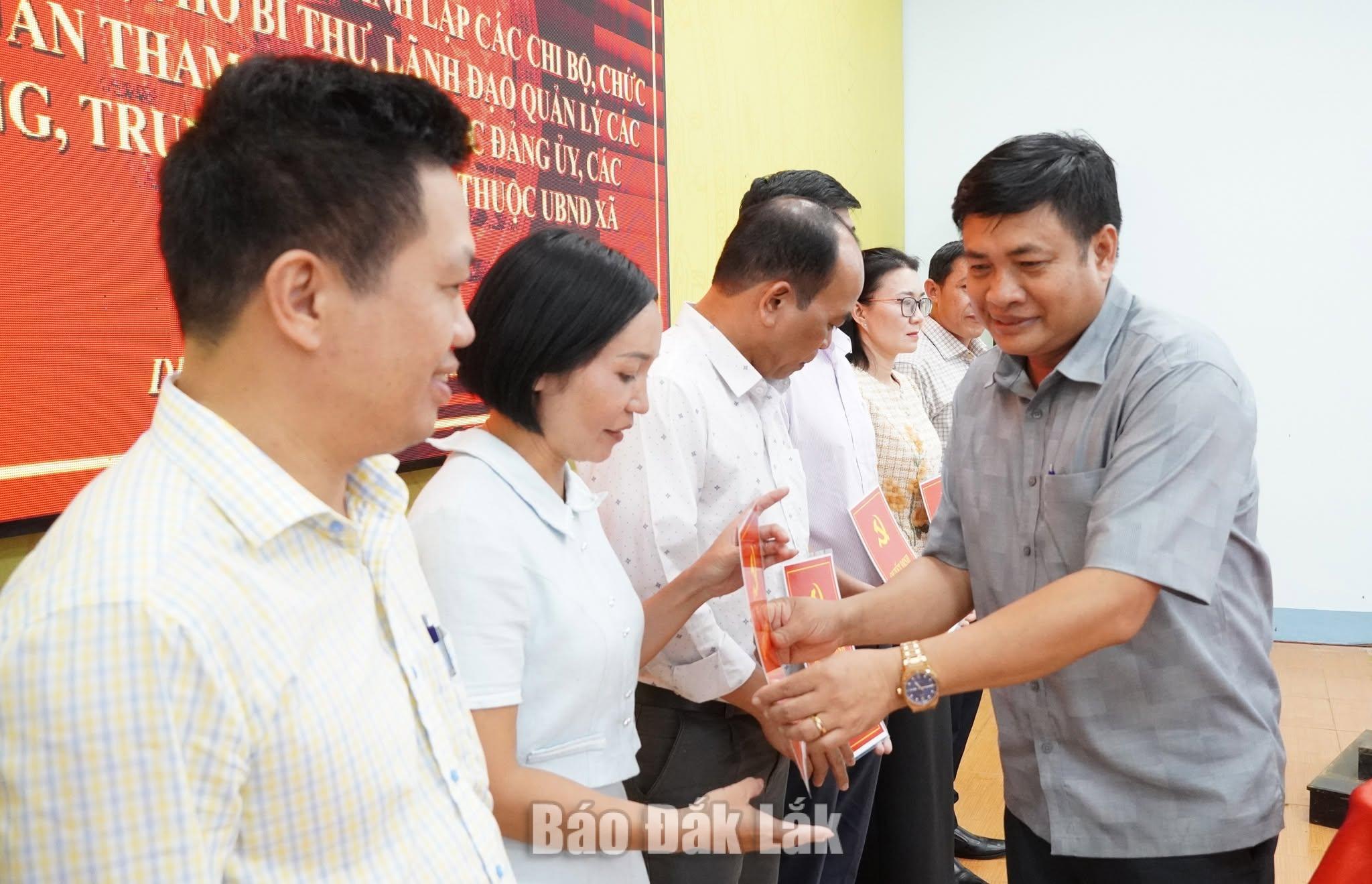Theo đó, 9 chi bộ được thành lập gồm: Ủy ban Kiểm tra Đảng ủy, Ban Xây dựng Đảng, Văn phòng Đảng ủy, Ủy ban MTTQ Việt Nam xã, Phòng Kinh tế, Phòng Văn hóa - Xã hội, Trung tâm Cung ứng dịch vụ sự nghiệp công, Trung tâm Phục vụ hành chính công và Văn phòng HĐND & UBND xã.