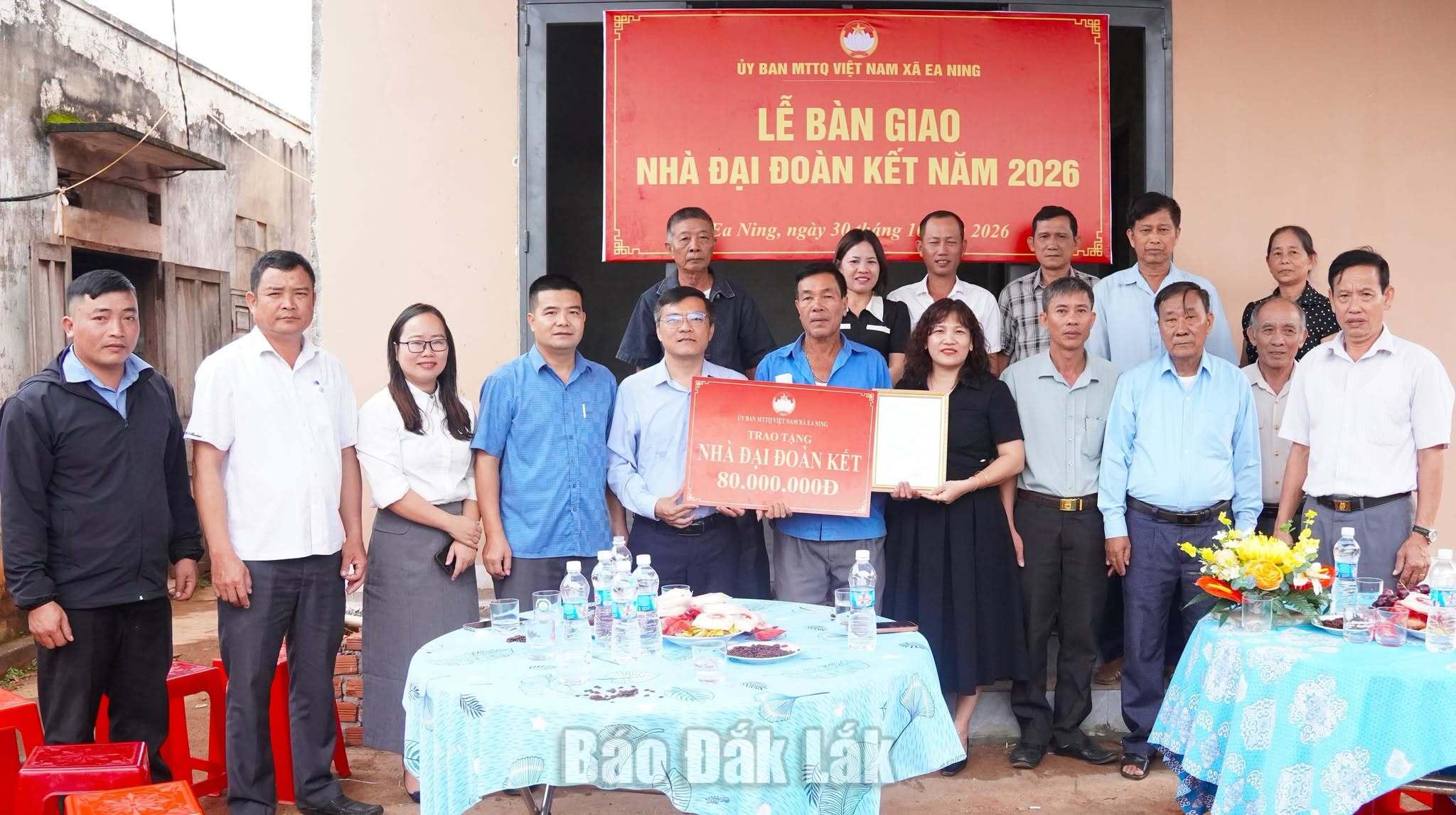 Lãnh đạo xã Ea Ning trao biển tượng trưng hỗ trợ xây dựng nhà Đại đoàn kết cho gia đình ông Nguyễn Trung Nam (thôn 11)