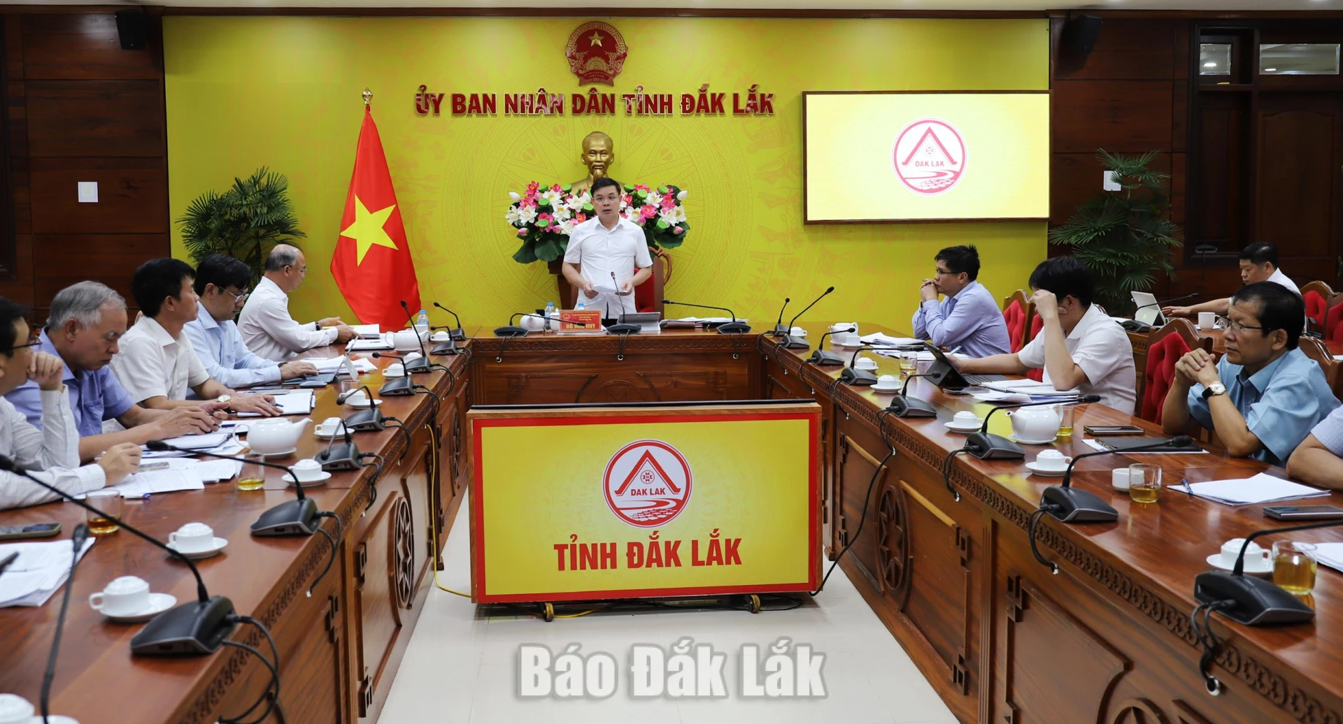 Chủ tịch UBND tỉnh Đỗ Hữu Huy phát biểu chỉ đạo tại buổi làm việc.