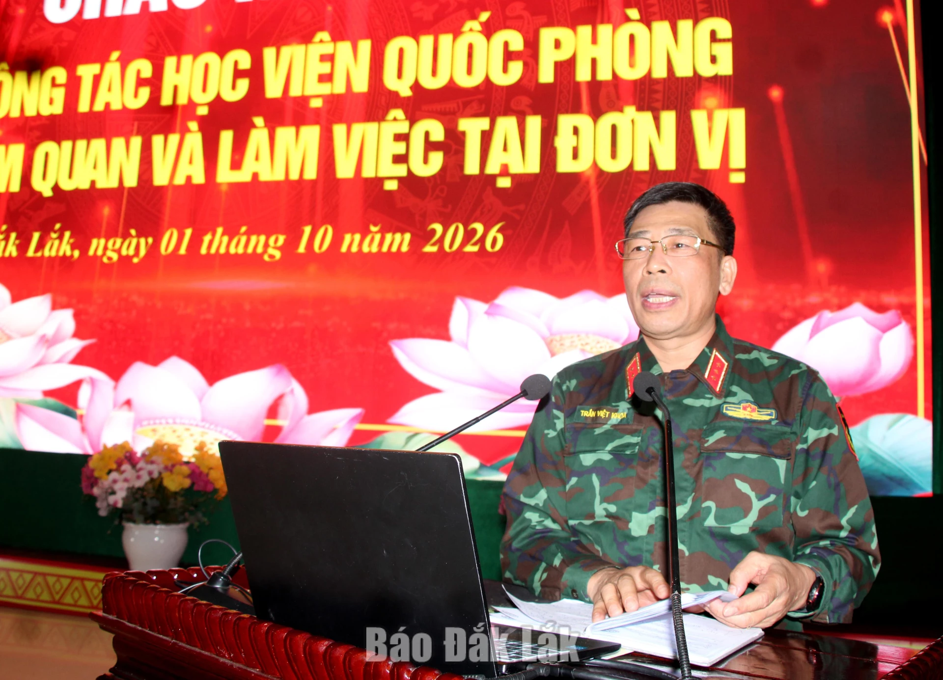 Thượng tướng Trần Việt Khoa, Ủy viên Trung ương Đảng, Giám đốc Học viện Quốc phòng phát biểu tại buổi làm việc.