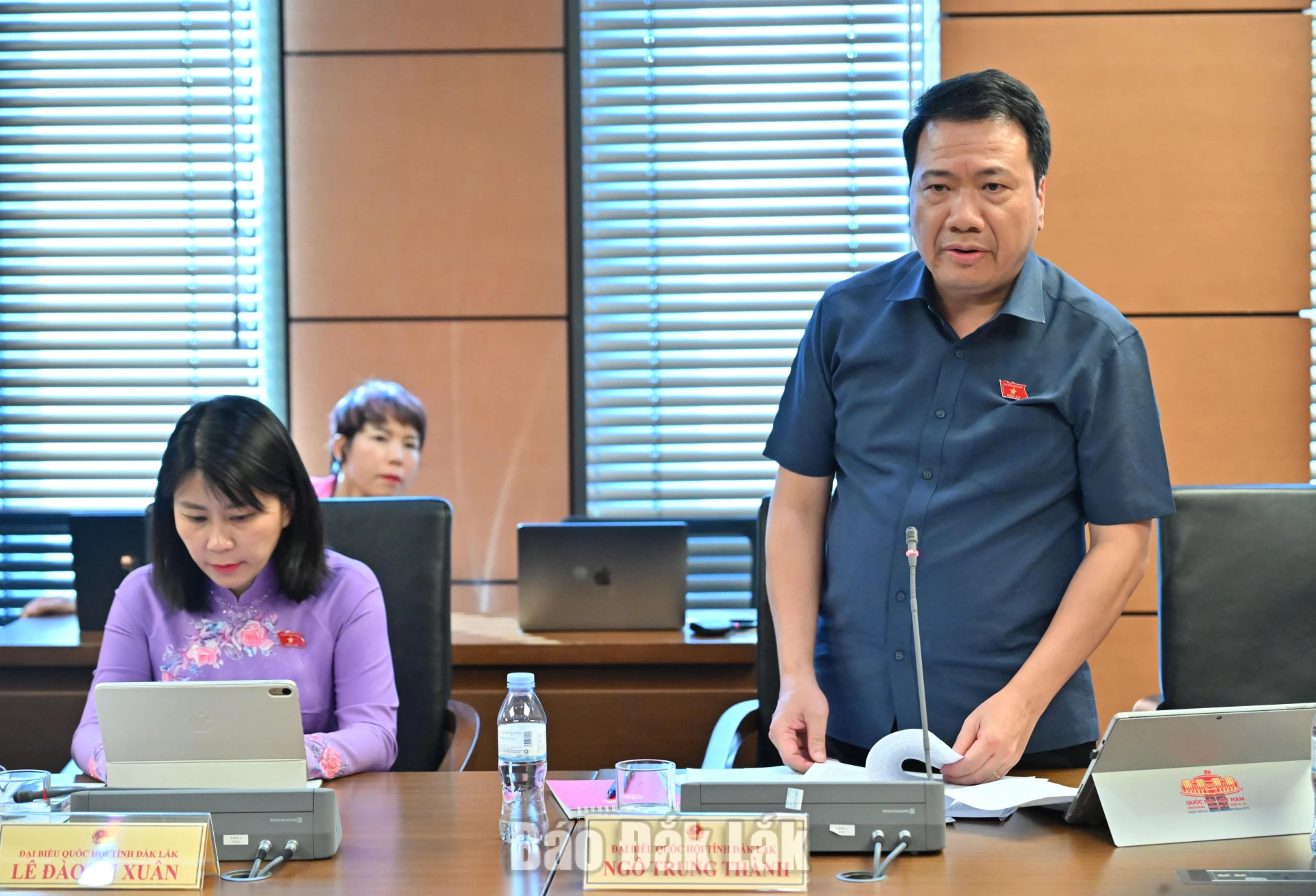 Đại biểu Ngô Trung Thành, Phó Chủ nhiệm Ủy ban Pháp luật và Tư pháp của Quốc hội thảo luận tại phiên làm việc. Ảnh: Đoàn ĐBQH tỉnh cung cấp 