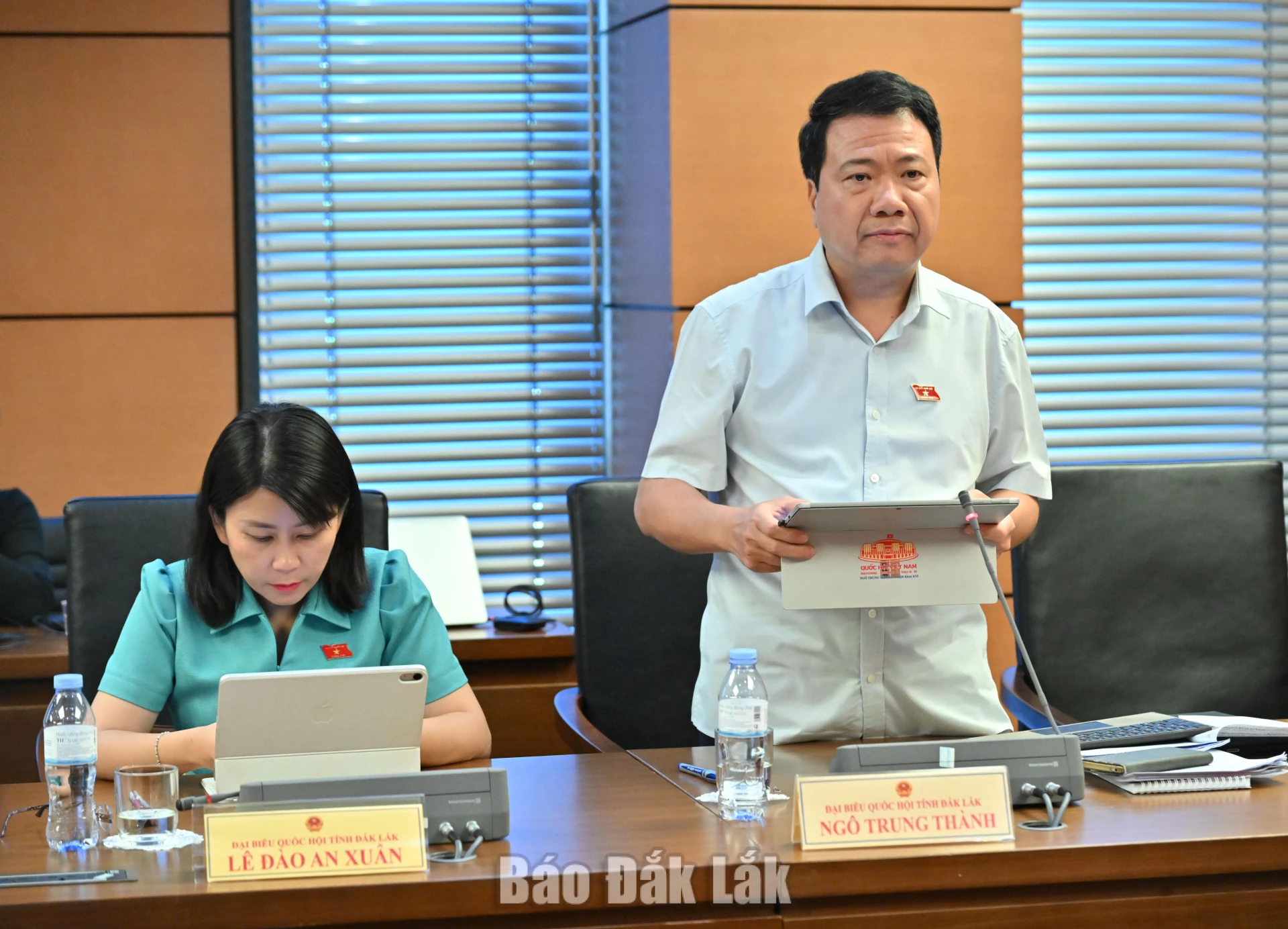 Đại biểu Ngô Trung Thành, Phó Chủ nhiệm Ủy ban Pháp luật và Tư pháp của Quốc hội phát biểu thảo luận. Ảnh: Đoàn ĐBQH tỉnh cung cấp
