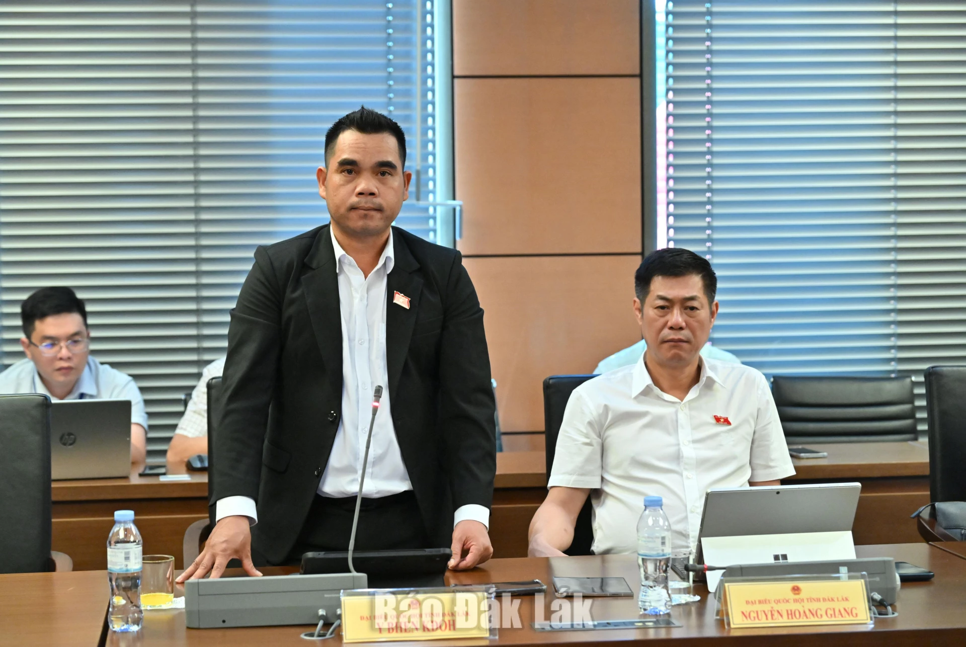 Đại biểu Y Bhen Kđoh, diễn viên Ca, Đoàn Ca múa dân tộc (Sở Văn hóa, Thể thao và Du lịch tỉnh) đóng góp ý kiến thảo luận. Ảnh: Đoàn ĐBQH tỉnh cung cấp