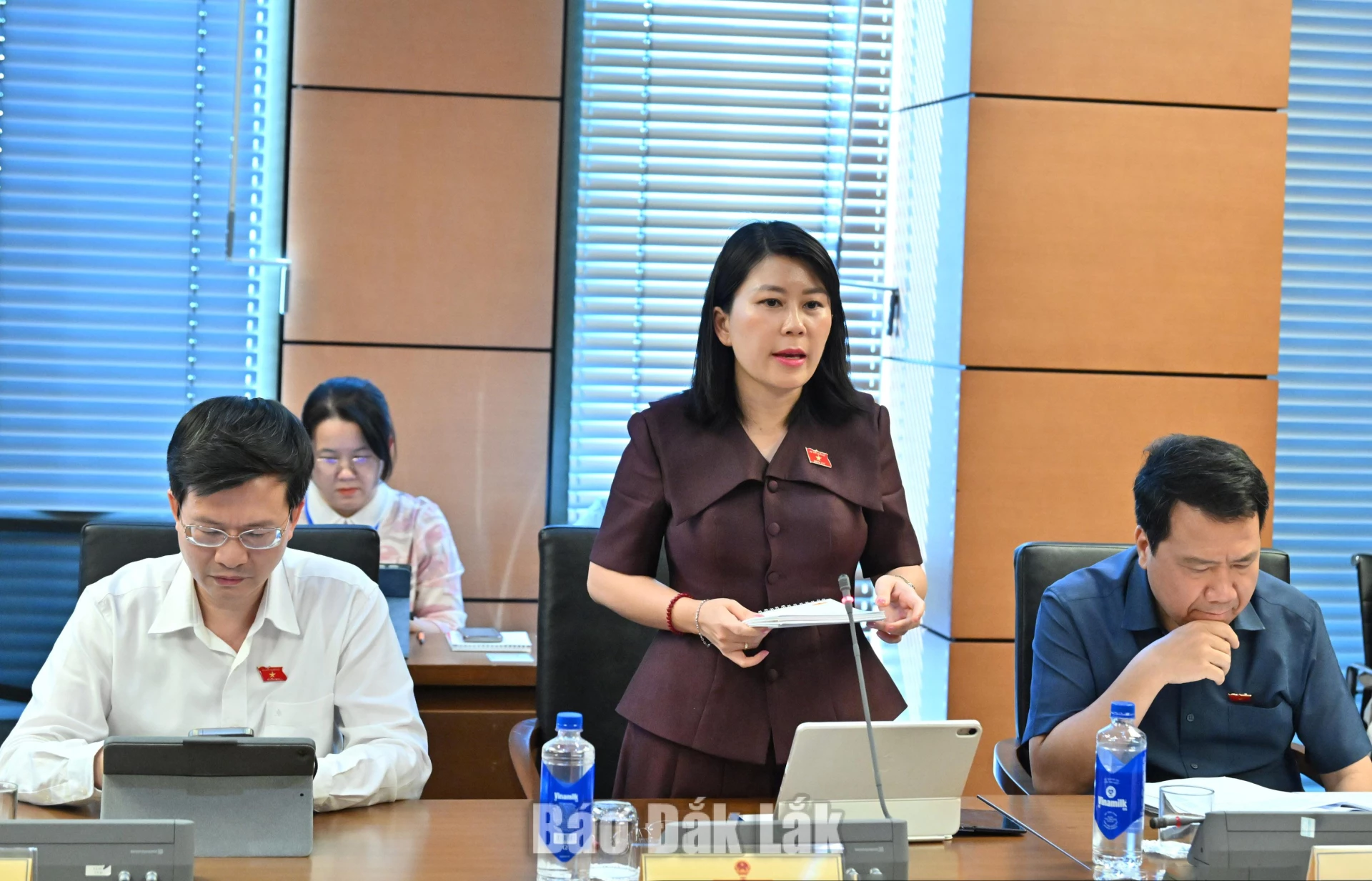 Đại biểu Lê Đào An Xuân, Phó Trưởng đoàn chuyên trách Đoàn ĐBQH tỉnh phát biểu thảo luận. Ảnh: Đoàn ĐBQH tỉnh cung cấp