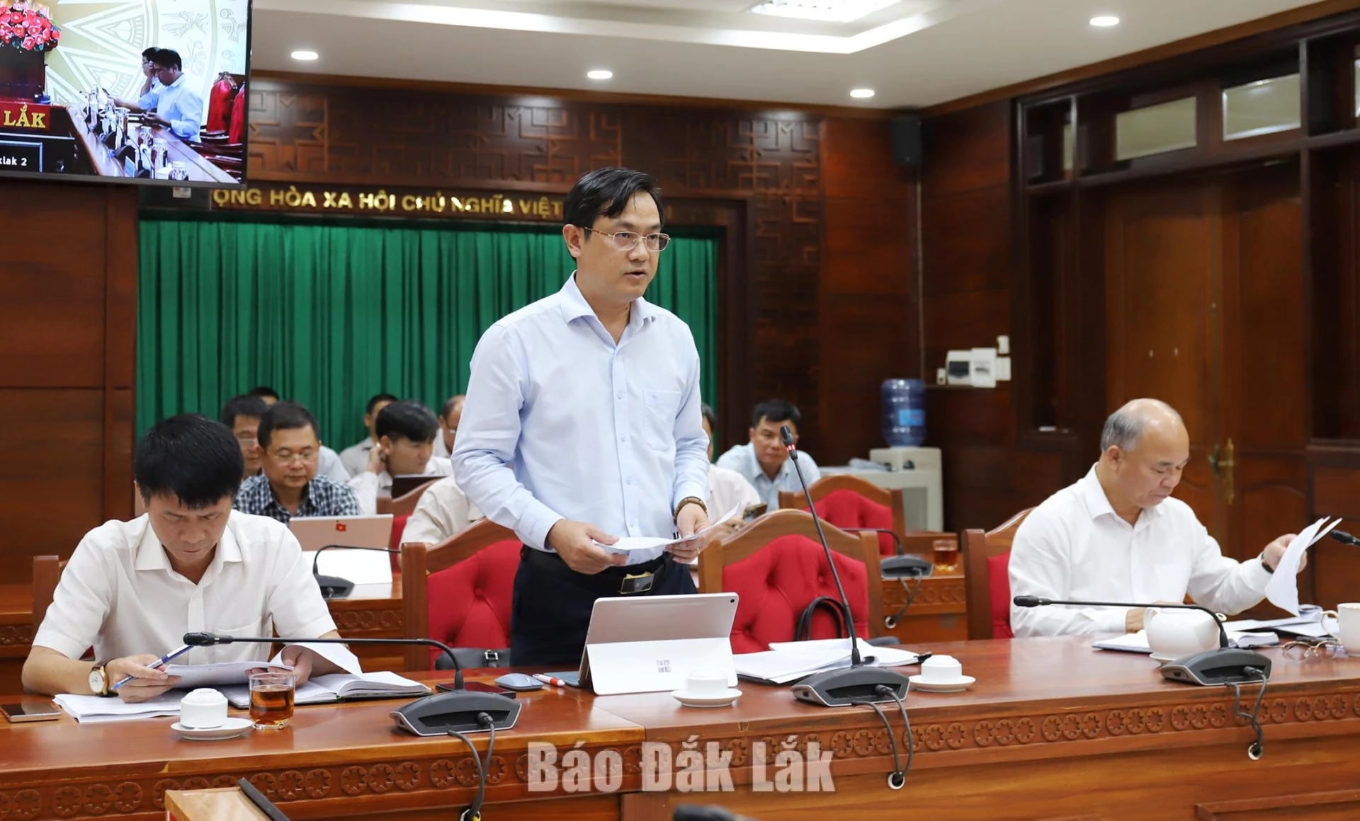 Giám đốc Sở Xây dựng Hồ Quang Đệ báo cáo tại buổi làm việc.