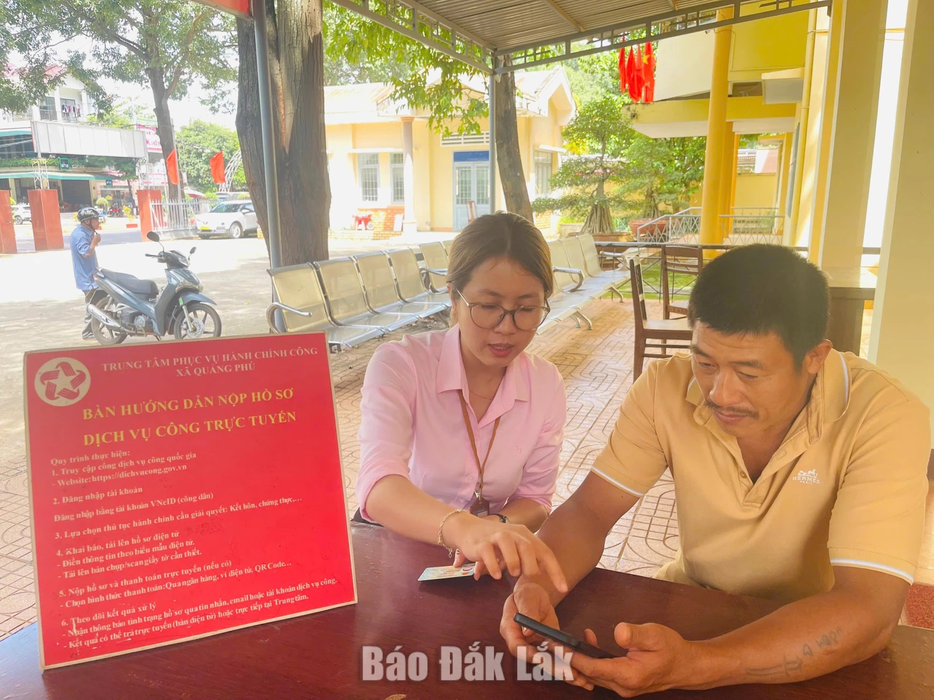 Người dân xã Quảng Phú được hướng dẫn làm các dịch vụ công trực tuyến.