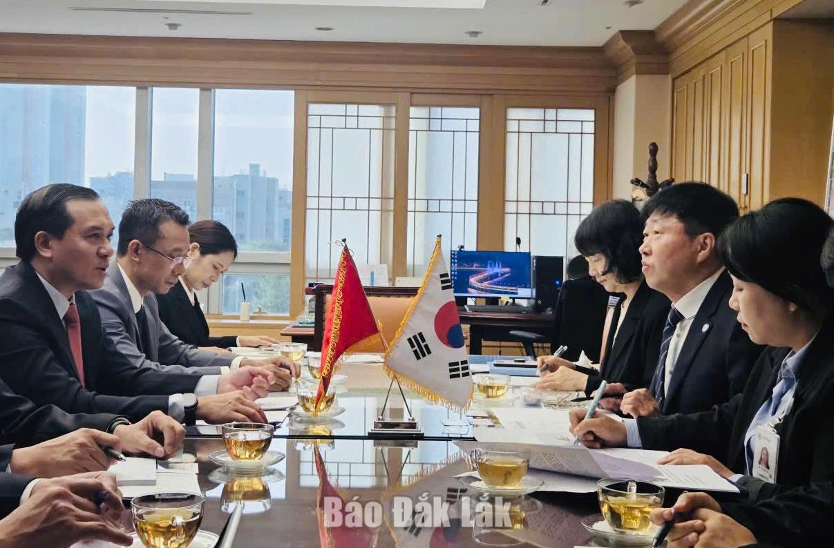 Đoàn công tác Sở Khoa học và Công nghệ tỉnh Đắk Lắk làm việc với lãnh đạo tỉnh tỉnh Jeonbuk, Hàn Quốc