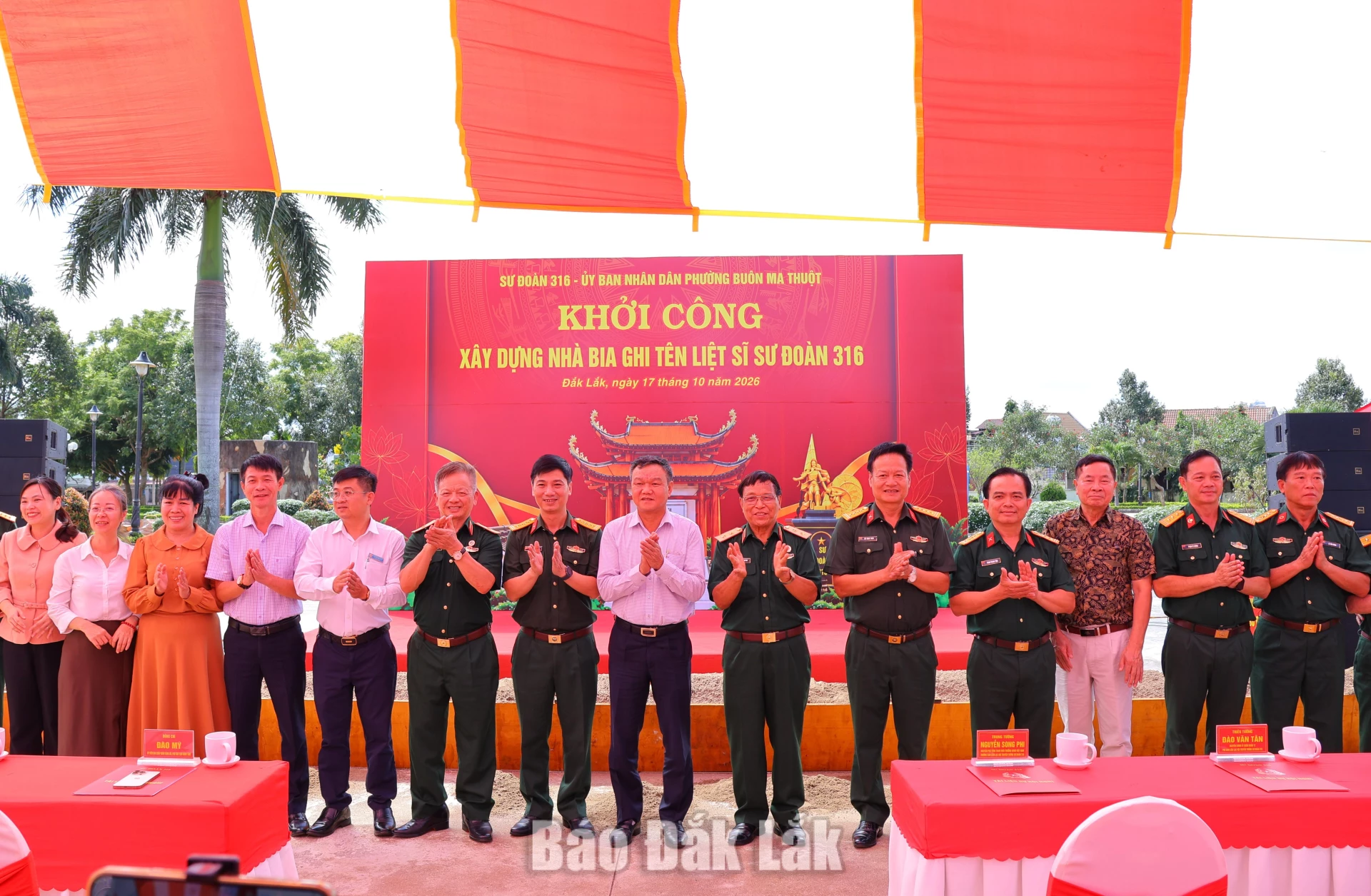 Các đại biểu chụp hình lưu niệm tại lễ khởi công.