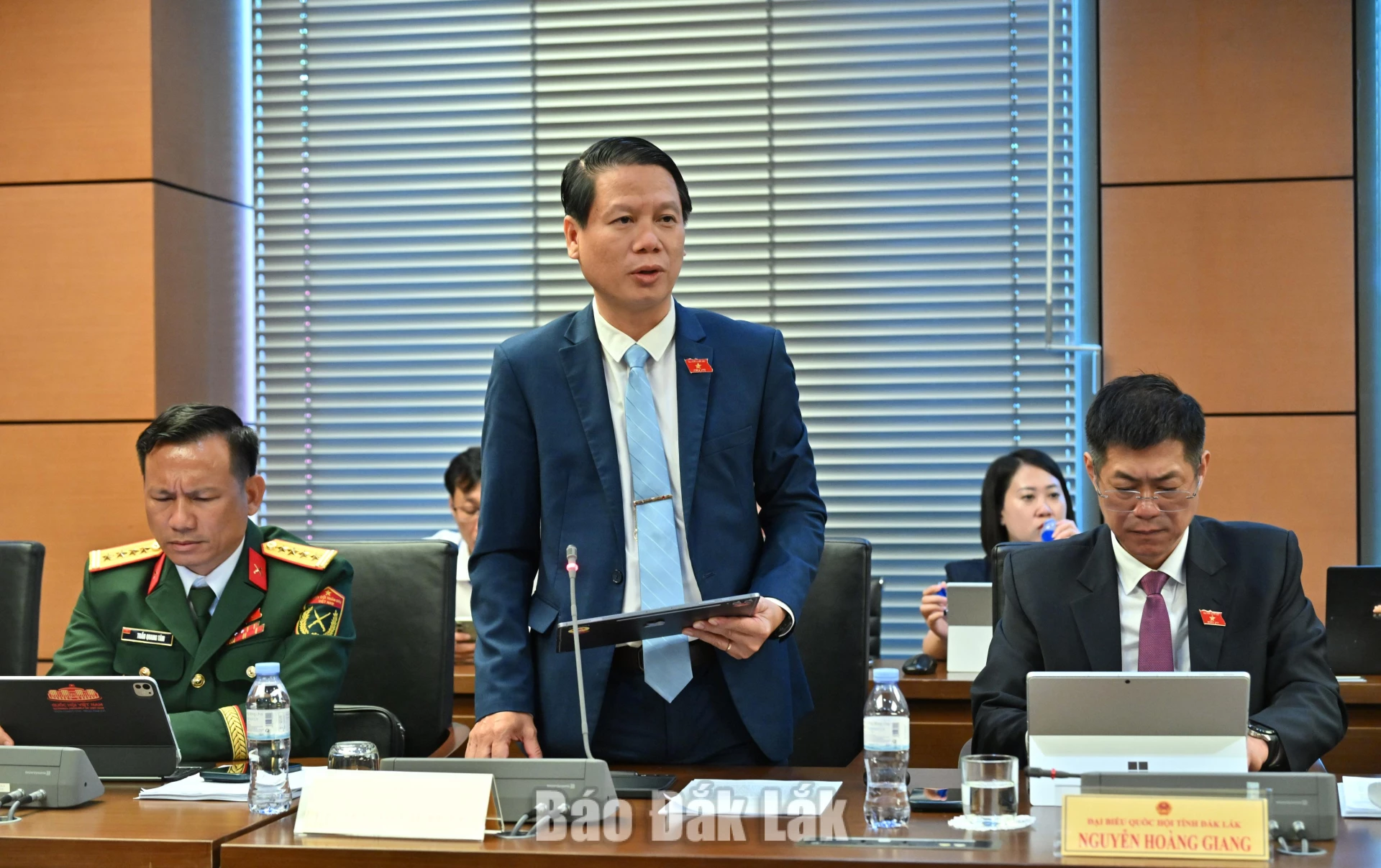 Đại biểu Lương Minh Tùng, Phó Chủ tịch Ủy ban MTTQ Việt Nam tỉnh, Bí thư Tỉnh Đoàn đóng góp ý kiến thảo luận. Ảnh: Đoàn ĐBQH tỉnh cung cấp