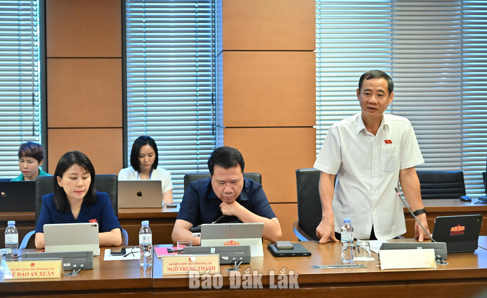 Đại biểu Nguyễn Thái Học, Phó Bí thư Đảng ủy Mặt trận Tổ quốc, các đoàn thể Trung ương thảo luận tại phiên làm việc. Ảnh: Đoàn ĐBQH tỉnh cung cấp