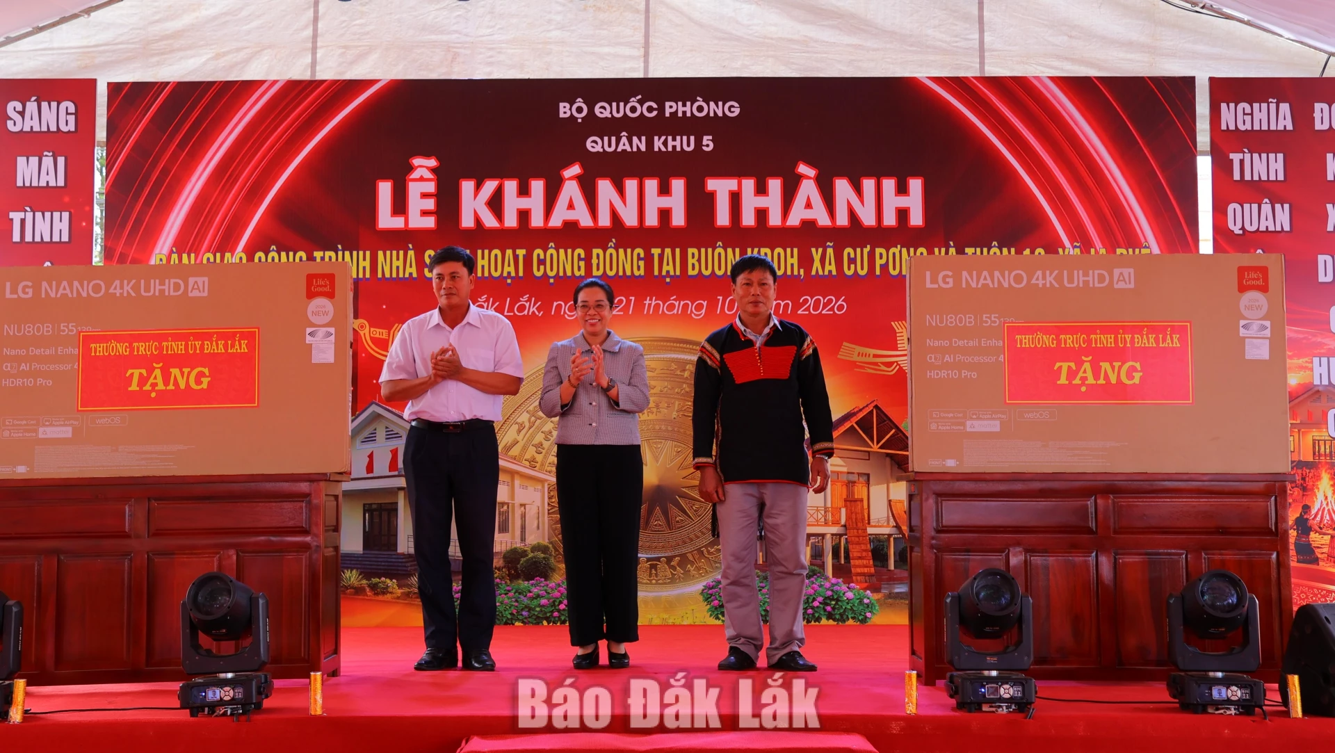 Phó Bí thư Tỉnh ủy Huỳnh Thị Chiến Hòa trao quà