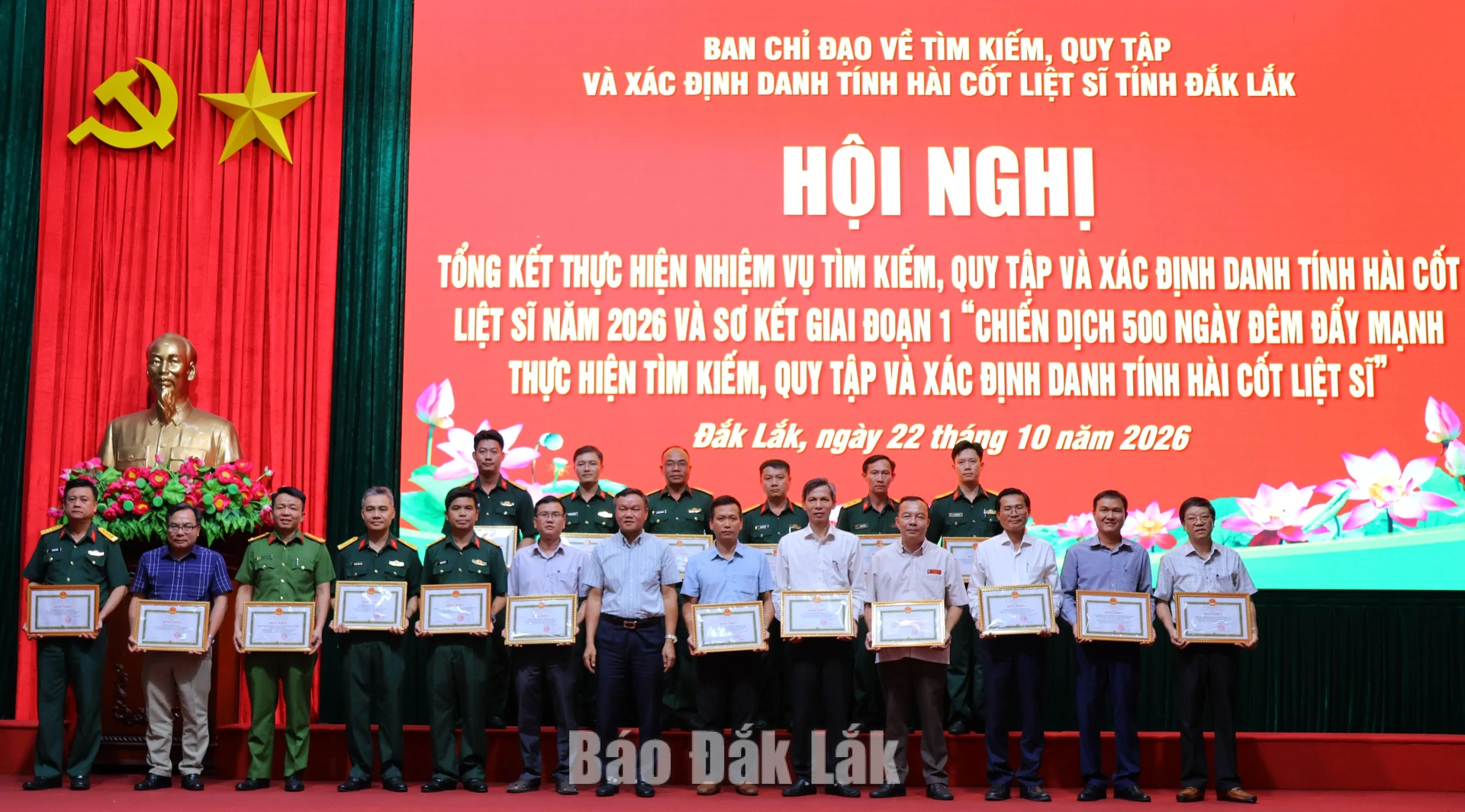 Đồng chí Đào Mỹ trao bằng khen cho các tập thể có thành tích xuất sắc trong thực hiện nhiệm vụ tìm kiếm, quy tập và xác định danh tính hài cốt liệt sĩ còn thiếu thông tin năm 2026 và giai đoạn 1 Chiến dịch 500 ngày đêm