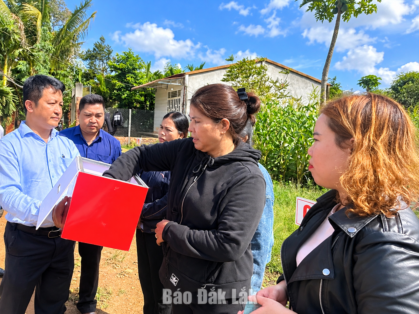 Người dân xã Ea Ktur bốc thăm xác định vị trí đất ở được hỗ trợ theo Đề án 104. 