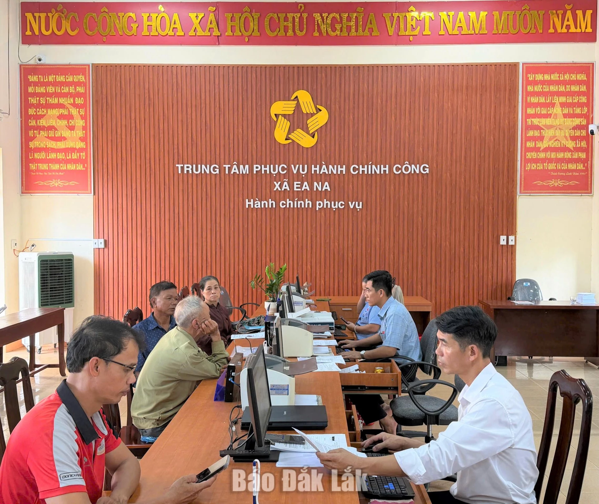 Việc nâng cao chất lượng phục vụ người dân ngay từ cơ sở góp phần tăng cường hiệu quả hoạt động của chính quyền địa phương.