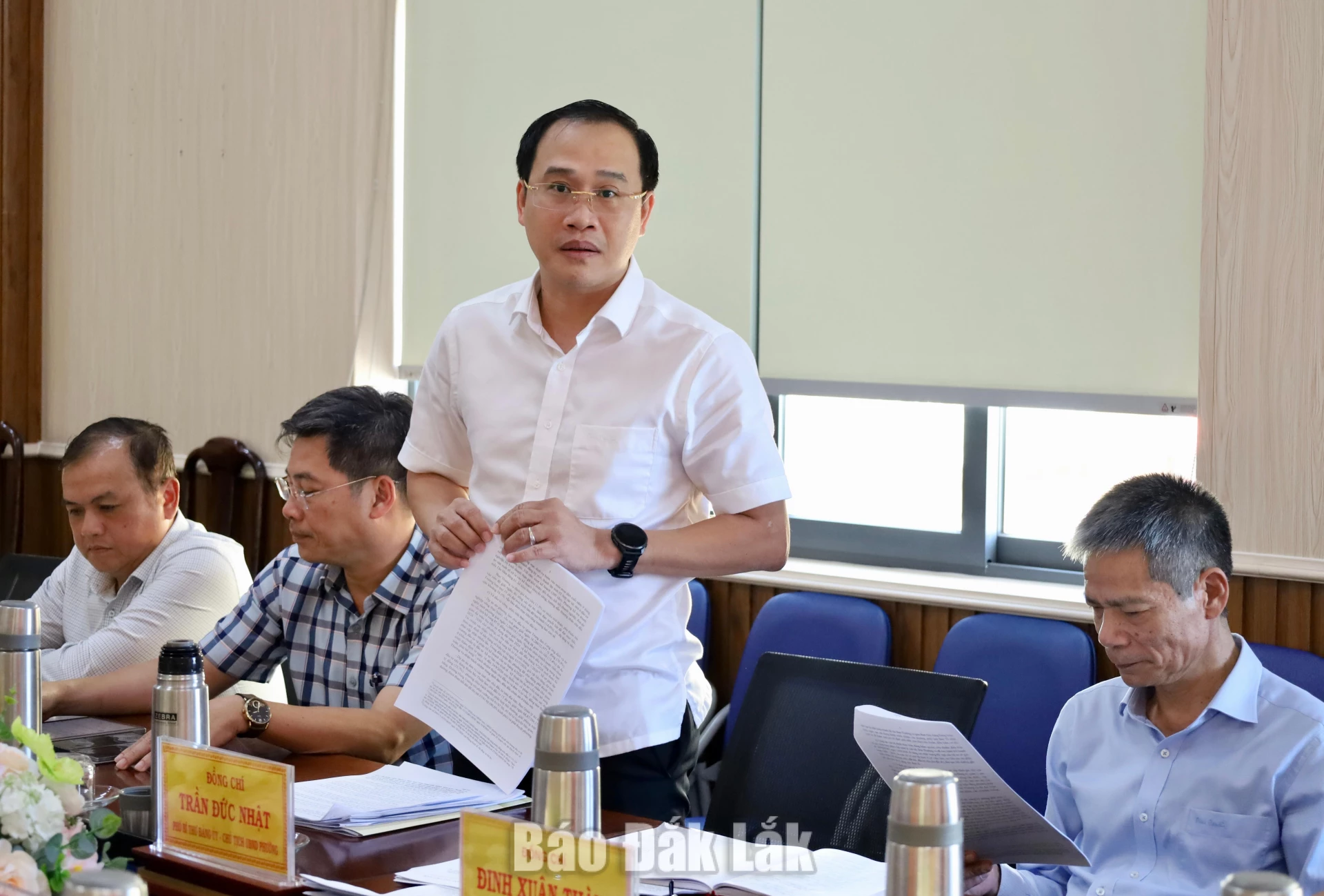 Đại diện Đảng ủy phường Tân Lập báo cáo tình hình thực hiện công tác cán bộ và nhiệm vụ chính trị tại địa phương.