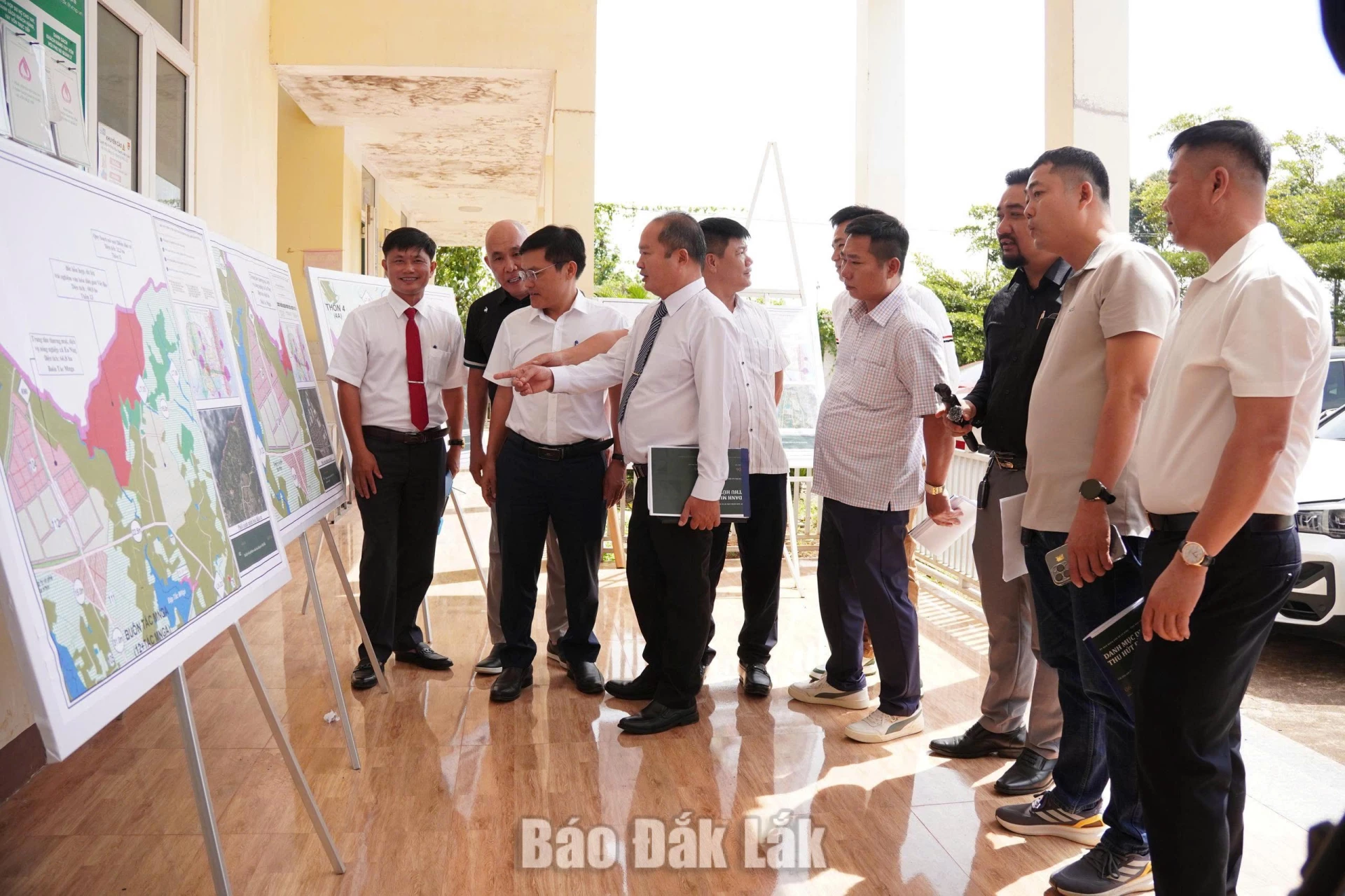Các đại biểu tìm hiểu thông tin Quy hoạch chung xã Ea Ning đến năm 2050.