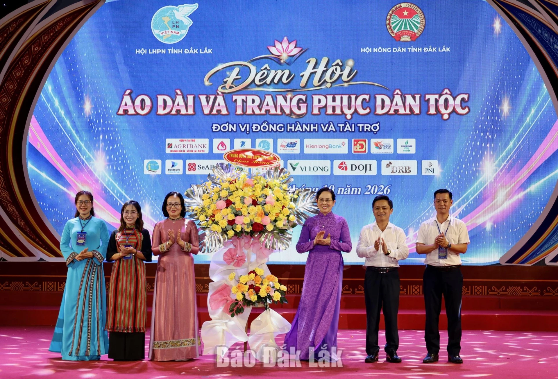 Đồng chí Lê Thị Thủy, Ủy viên Trung ương Đảng, Phó Chủ tịch Ủy ban Trung ương MTTQ Việt Nam, Chủ tịch Hội LHPN Việt Nam tặng hoa chúc mừng đêm hội.