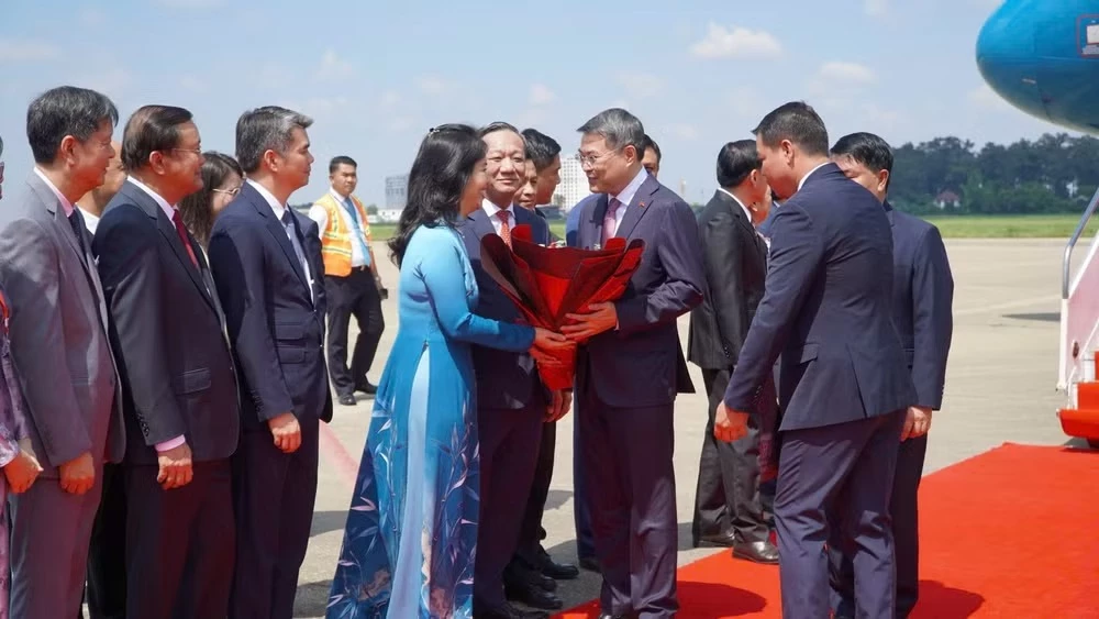 Thủ tướng Chính phủ Lê Minh Hưng tới sân bay quốc tế Wattay, Thủ đô Viêng Chăn bắt đầu chuyến thăm chính thức Cộng hòa Dân chủ Nhân dân Lào theo lời mời của Thủ tướng Lào Saleumxay Kommasith. Ảnh: VOV