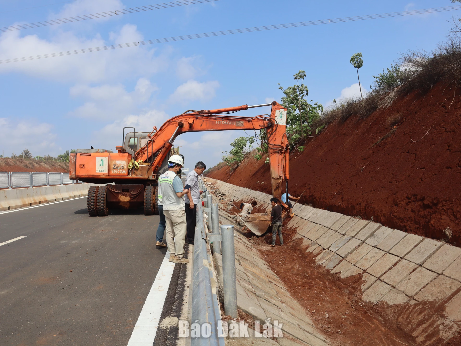 Thi công những hạng mục cuối cùng của Dự án thành phần 3 cao tốc Khánh Hòa - Buôn Ma Thuột. Ảnh: Hoàng Tuyết