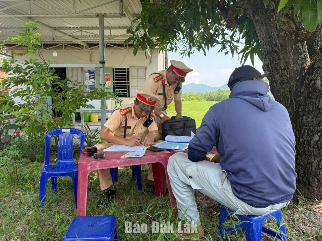 Lực lượng CSGT lập biên bản tài xế vi phạm.