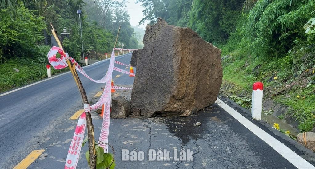 Tảng đá lớn lăn xuống mặt đường Quốc lộ 27, đoạn qua xã Liên Sơn Lắk, vào cuối tháng 9/2026. 