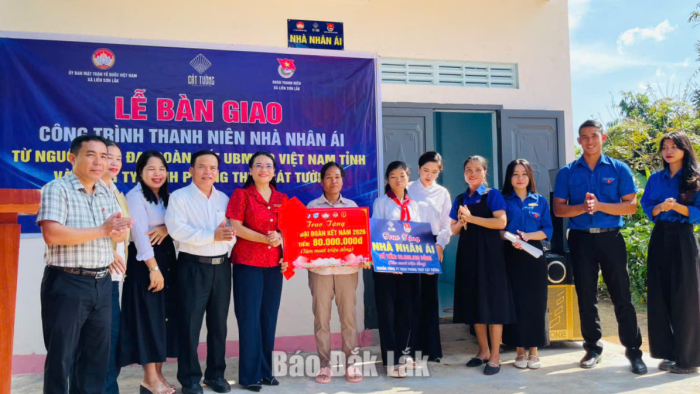 Xã Liên Sơn Lắk bàn giao nhà Nhân ái cho hộ cận nghèo