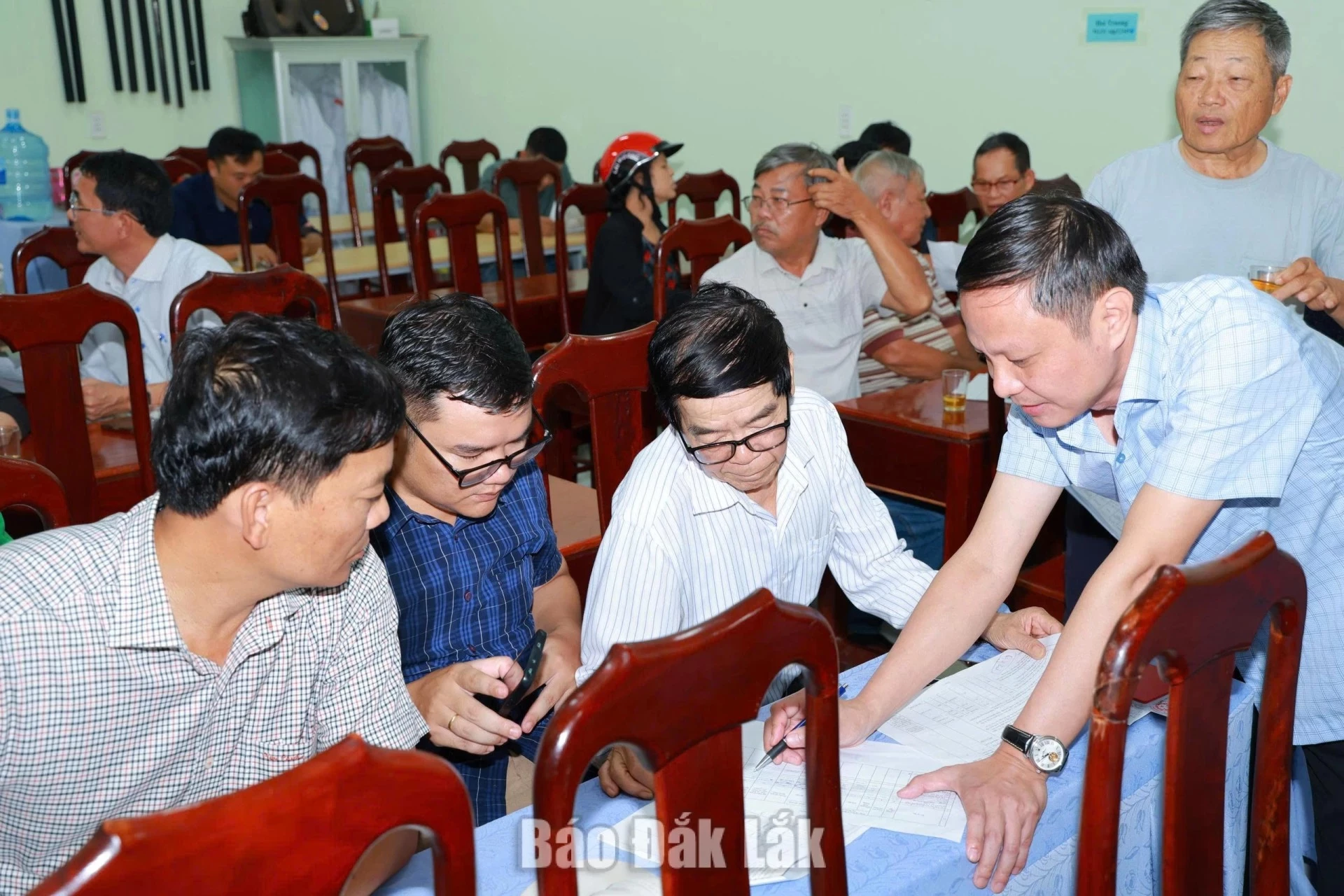 Officials from the Buon Ma Thuot Project Management Board for Investment and Construction explaining the draft compensation along with site-clearance support plan for the Ton Duc Thang Road Project.