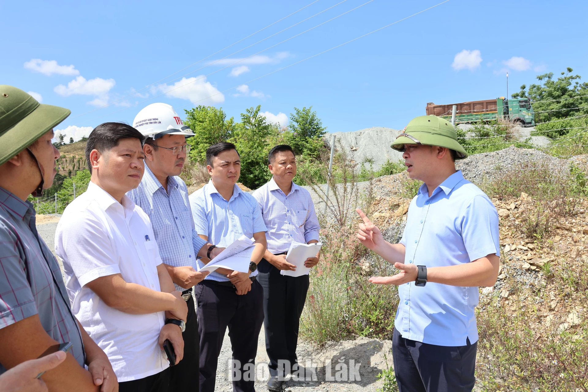 Chủ tịch UBND tỉnh Đỗ Hữu Huy kiểm tra thực địa Dự án thành phần 3 cao tốc Khánh Hòa - Buôn Ma Thuột. Ảnh: Hoàng Tuyết