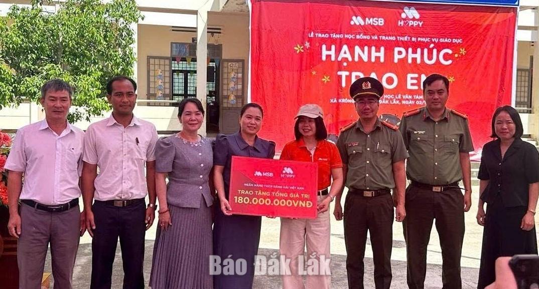 
Đại diện Ngân hàng Thương mại Cổ phần Hàng Hải Việt Nam (MSB) trao bảng tượng trưng tặng thiết bị dạy học và quà cho Trường Tiểu học Lê Văn Tám.